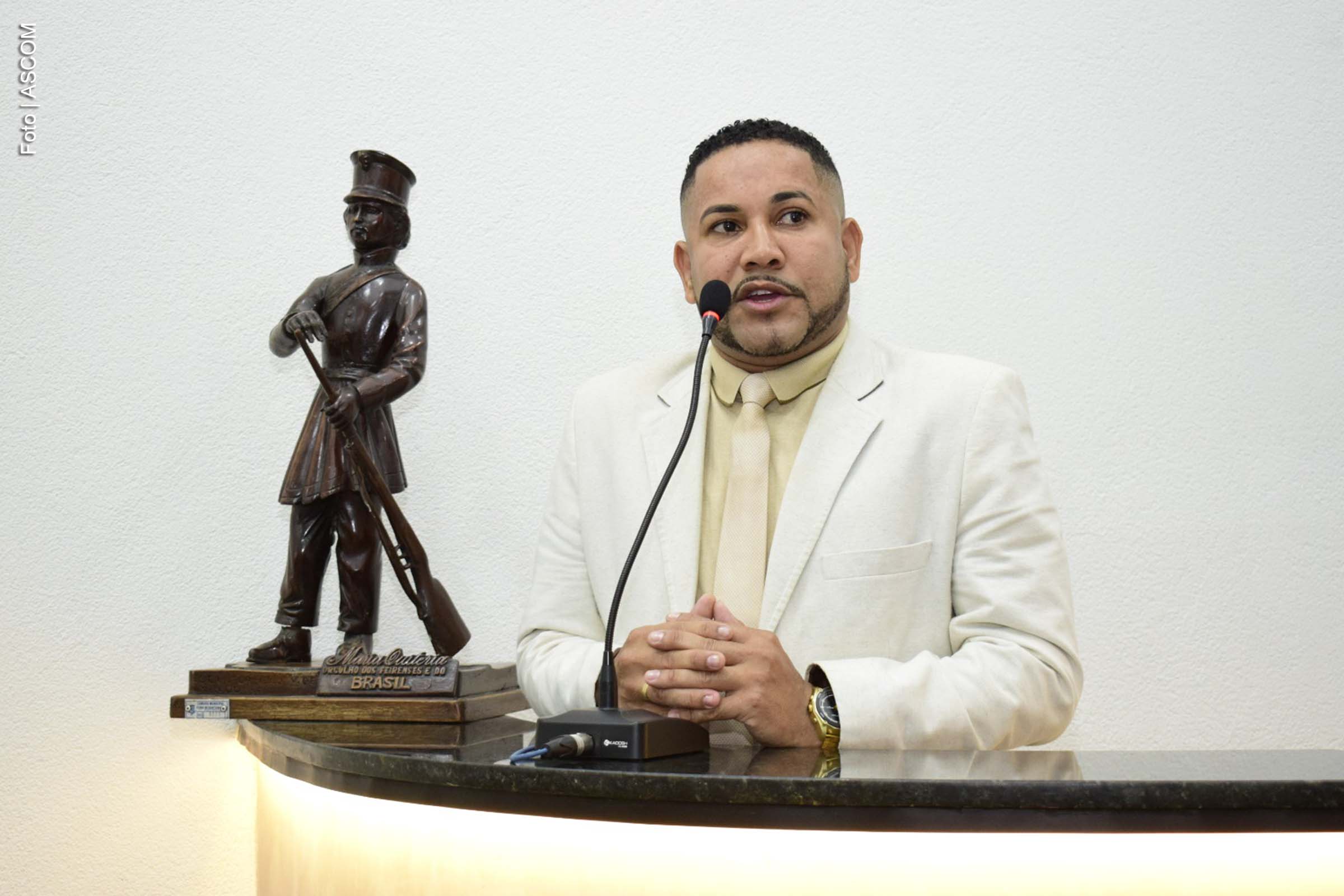 Vereador celebra melhorias no bairro Gabriela, realizadas pelo Governo Municipal, durante sessão na Câmara de Feira de Santana.