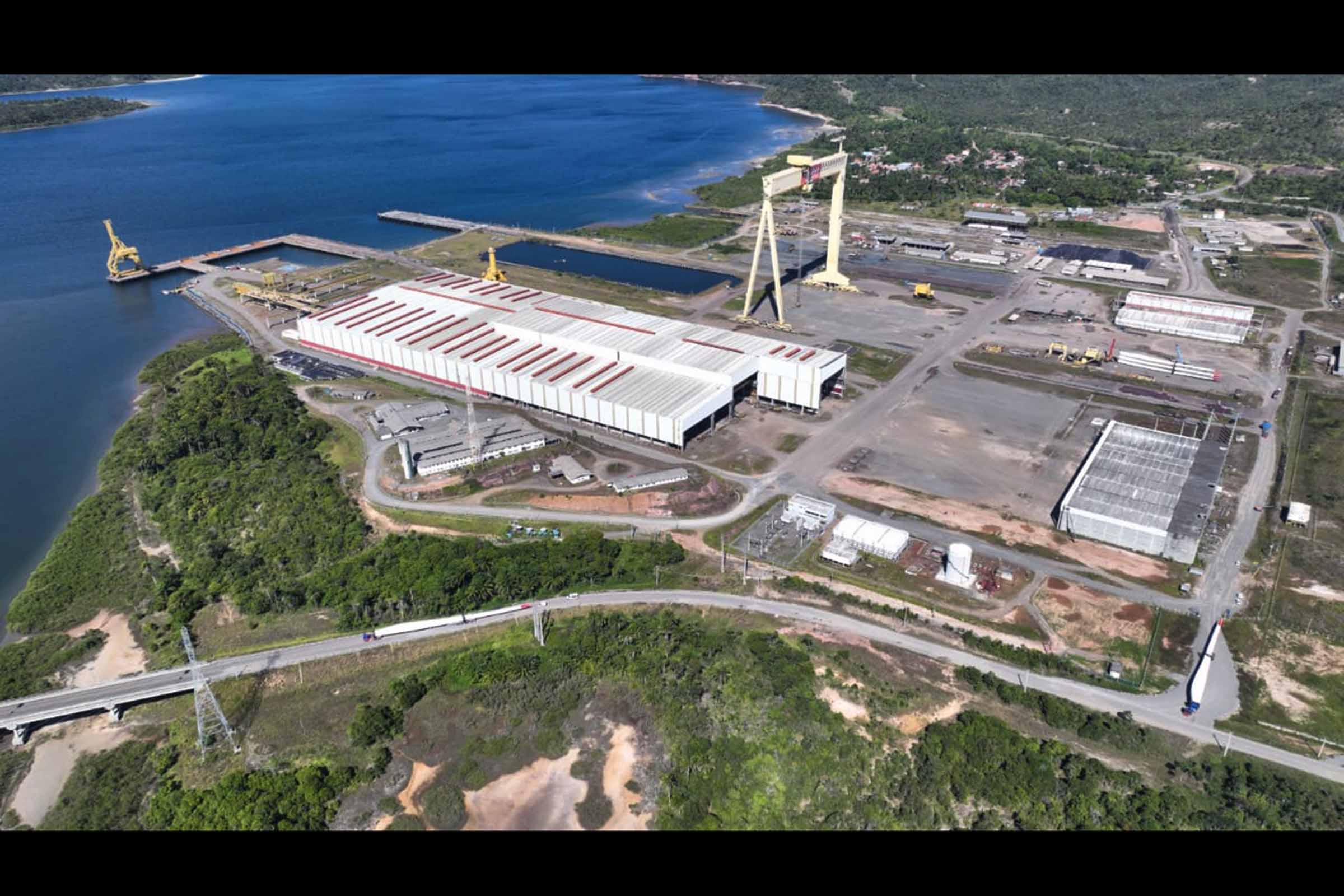 Vista aérea do Enseada Indústria Naval, anteriormente denominado Estaleiro Enseada do Paraguaçu (EEPSA).