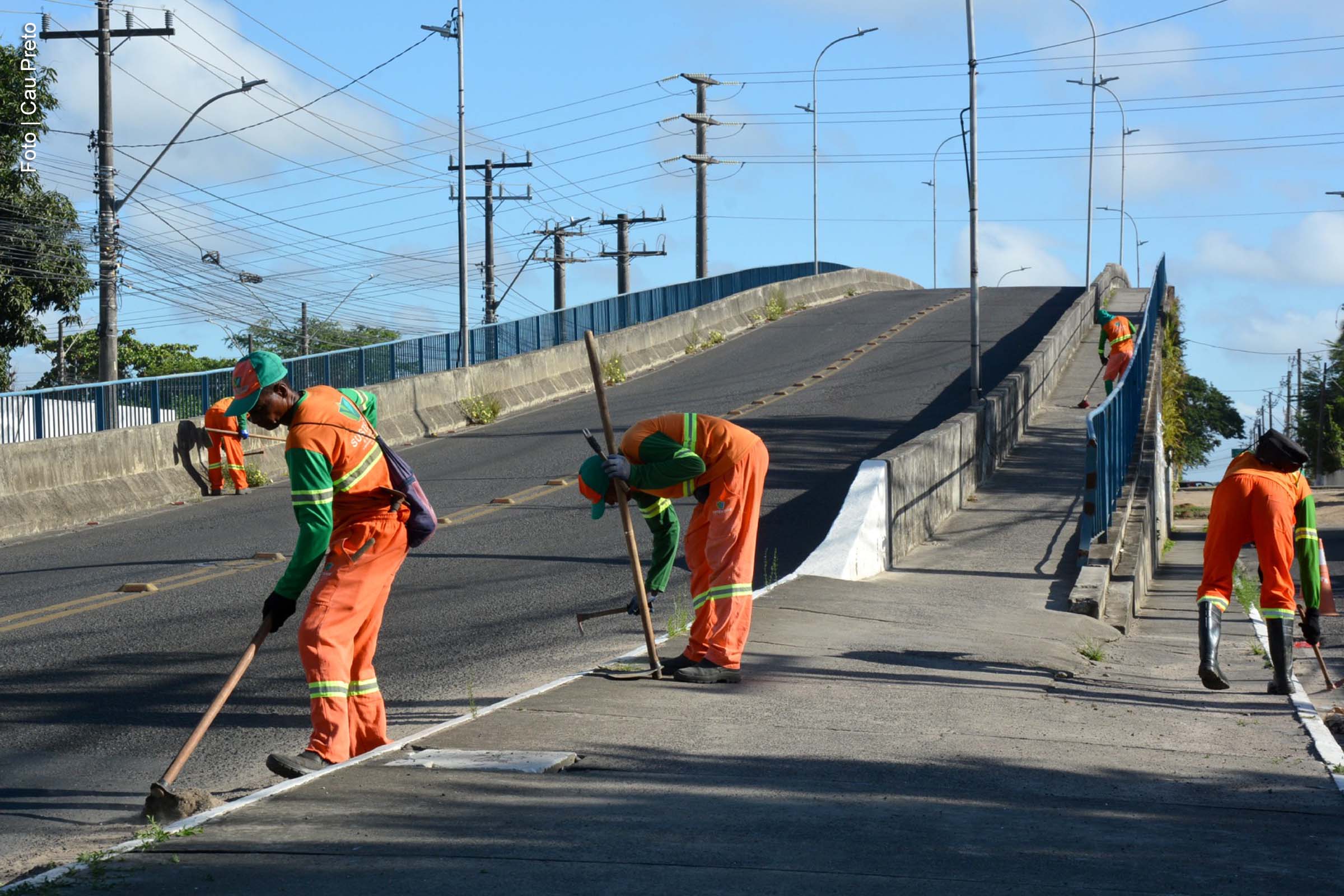 Equipes da Secretaria de Serviços Públicos realizam limpeza no viaduto Georgina Erisman, melhorando a infraestrutura e a segurança do local.