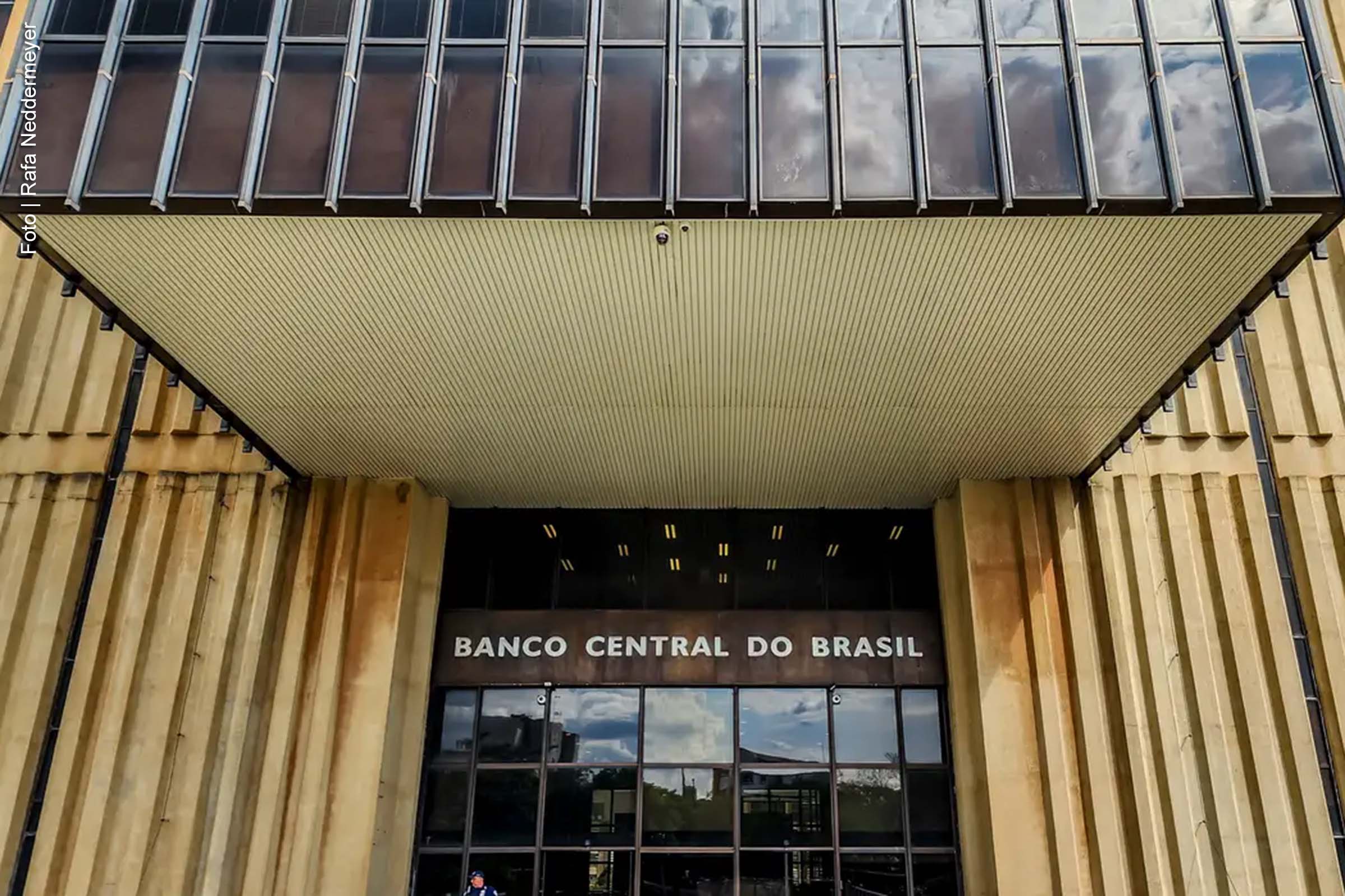 Taxa de juros para famílias e empresas sofre aumento em janeiro, conforme dados do Banco Central.