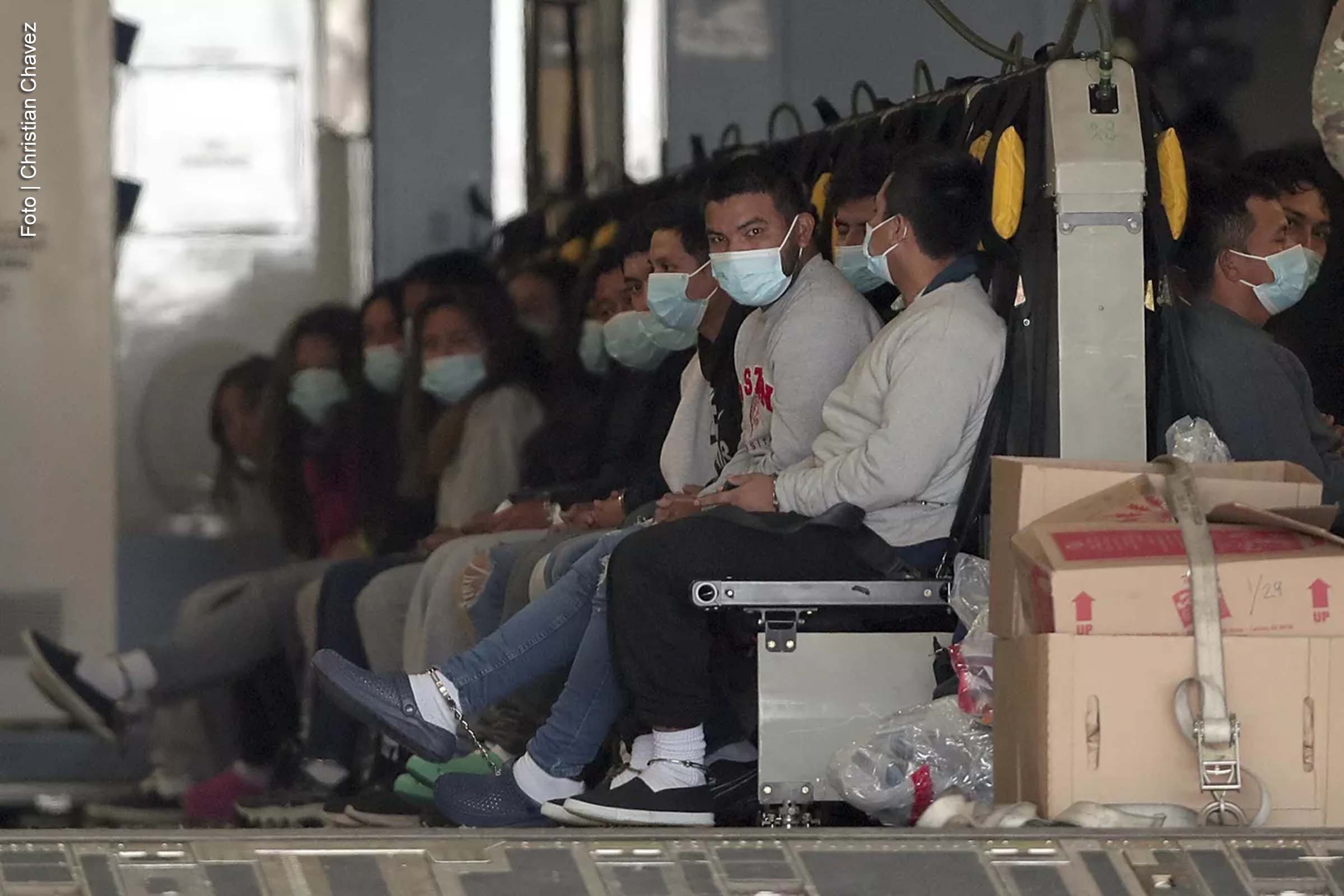 Quarto voo do ano transportou 127 passageiros, incluindo dois com mandados de prisão no Brasil.