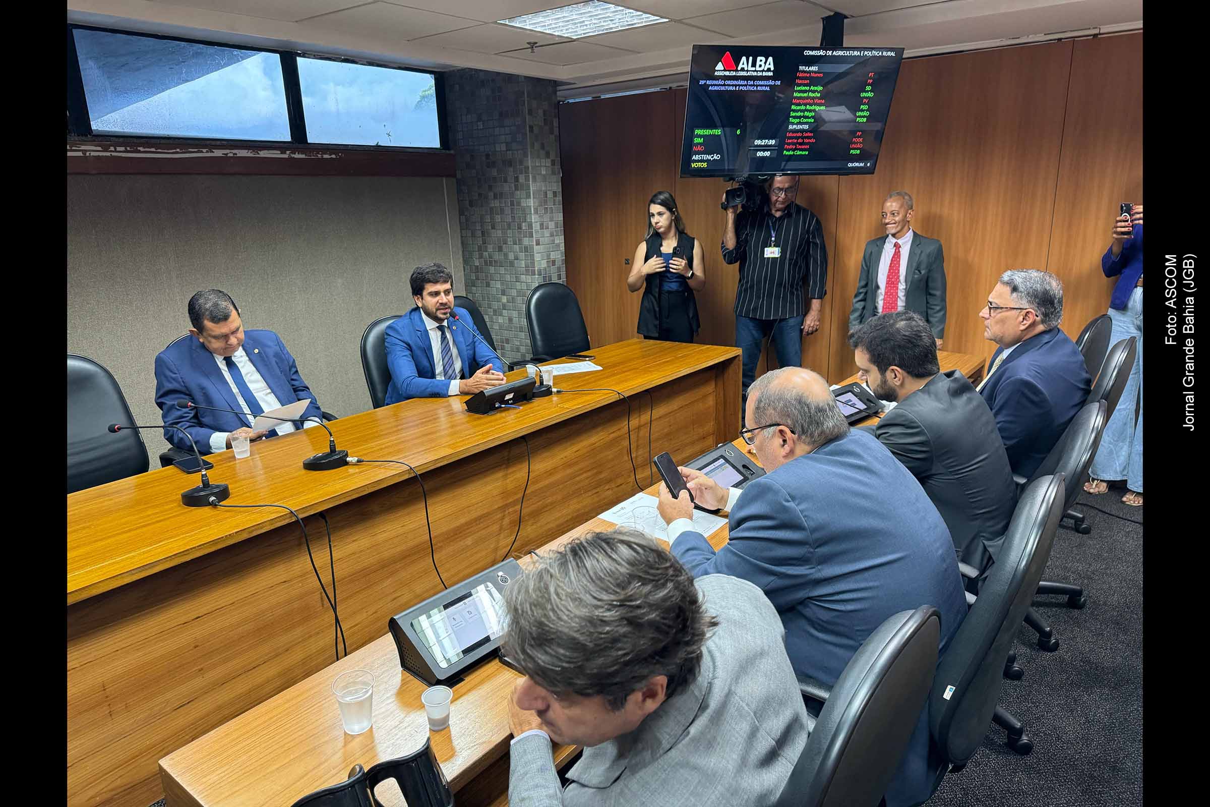 A audiência pública realizada pela ALBA nesta terça-feira (25/03/2025) reforçou a urgência de medidas contra as invasões de propriedades rurais na Bahia. Com foco no Extremo Sul do Estado, o debate reuniu autoridades e representantes do setor agropecuário para discutir soluções que evitem a escalada da violência e assegurem o direito à propriedade, com destaque para a necessidade de ação estatal coordenada.