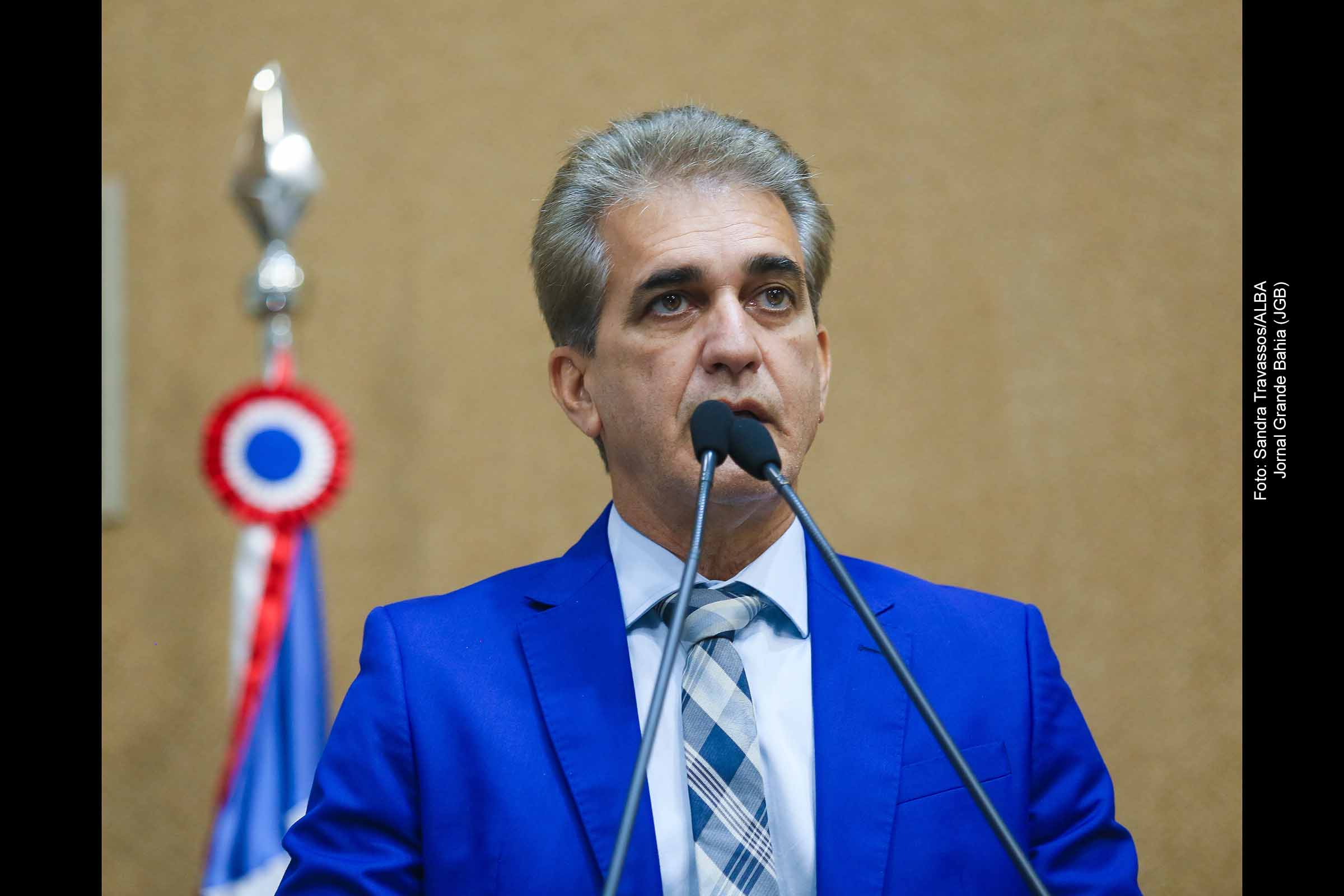 A Assembleia Legislativa da Bahia aprovou o programa Bahia Alfabetizada, proposto pelo governador Jerônimo Rodrigues, visando erradicar o analfabetismo no estado. O deputado Robinson Almeida destacou a importância da iniciativa e a valorização dos professores, com reajuste salarial acima do Piso Nacional. A ampliação das escolas de tempo integral também foi ressaltada como parte do compromisso do governo com a educação pública.