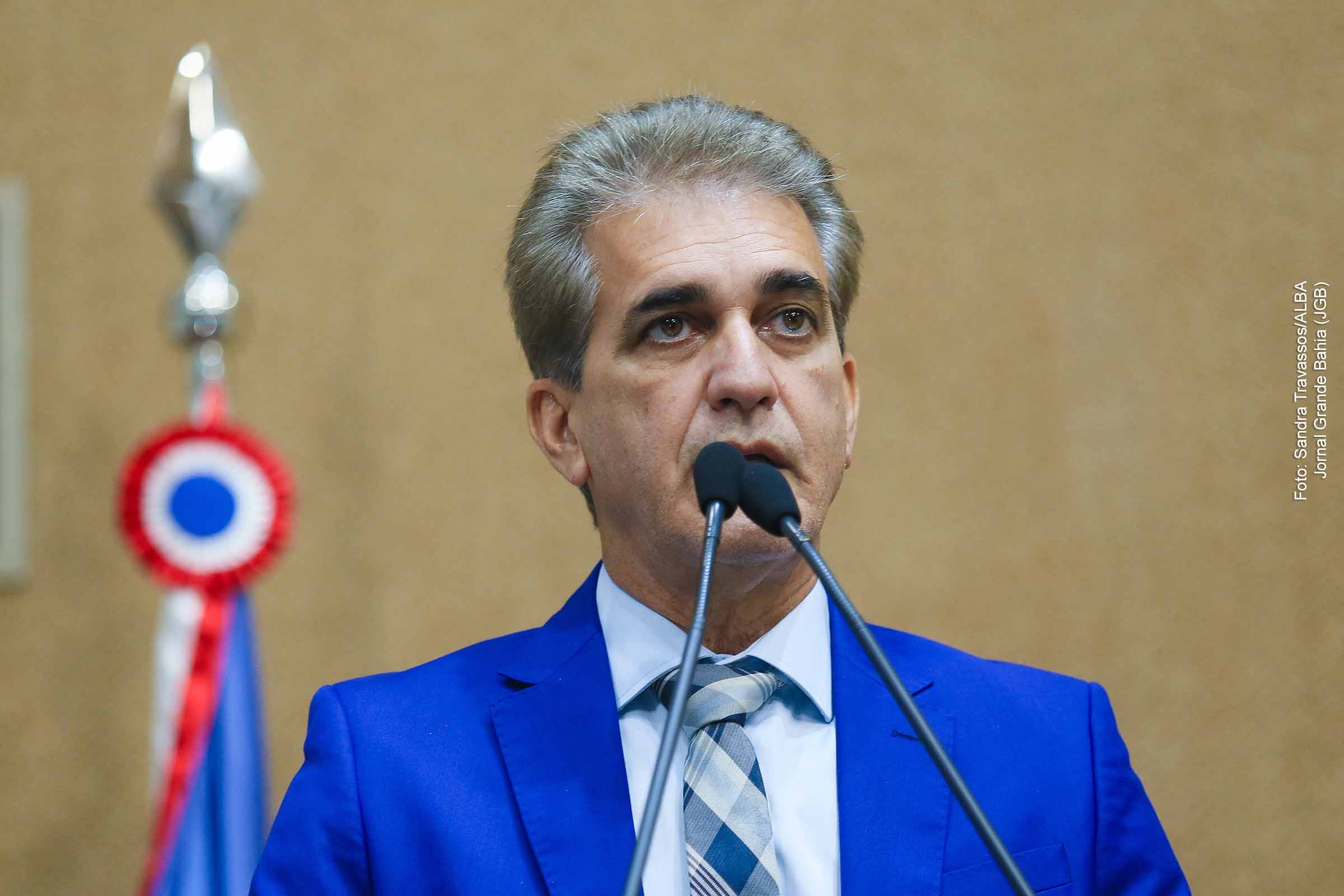 Deputado Robinson Almeida denuncia favorecimento da Prefeitura de Salvador em contrato de R$ 30,9 milhões com empresa ligada a parente do ex-prefeito ACM Neto, aliado do prefeito Bruno Reis. Parlamentar também critica declaração do gestor municipal sobre óbito na UPA do Pau Miúdo.