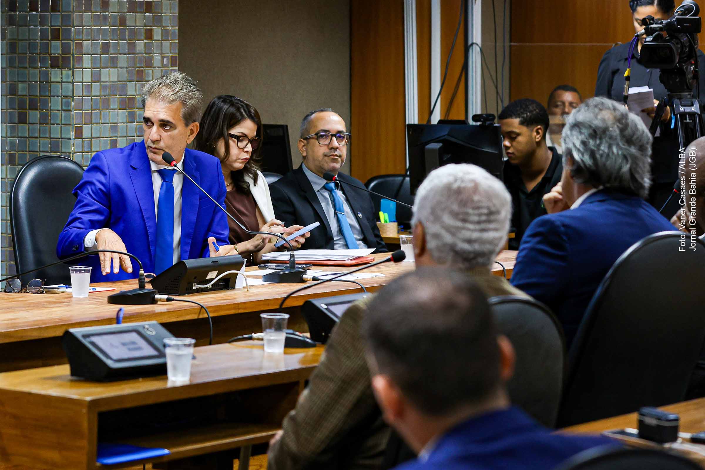 Na sessão da Comissão de Constituição e Justiça (CCJ), realizada na terça-feira (25/03/2025), foram aprovados três projetos de lei voltados à ampliação de direitos e benefícios para as mulheres. A medida segue orientação da presidência da Assembleia Legislativa da Bahia (ALBA), em consonância com o Mês da Mulher.