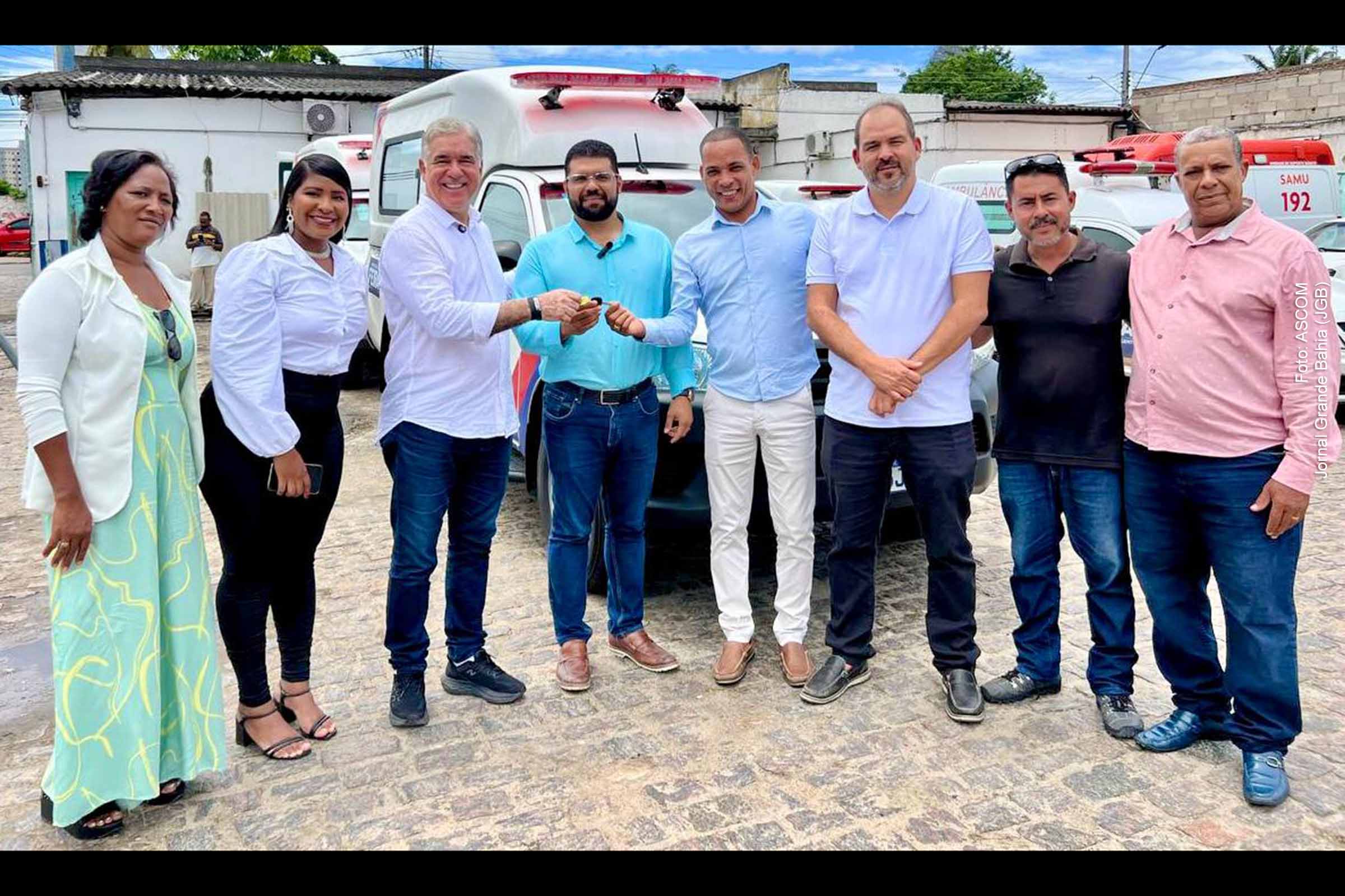 A Prefeitura de Feira de Santana recebeu uma nova ambulância modelo Toyota, adquirida por meio de emenda do deputado Zé Neto (PT), em parceria com o Governo da Bahia. O veículo visa reforçar a infraestrutura da saúde municipal. O parlamentar também reafirmou o compromisso com a construção do Hospital Municipal de Feira, destacando a importância da colaboração entre os entes governamentais para ampliar o atendimento à população.