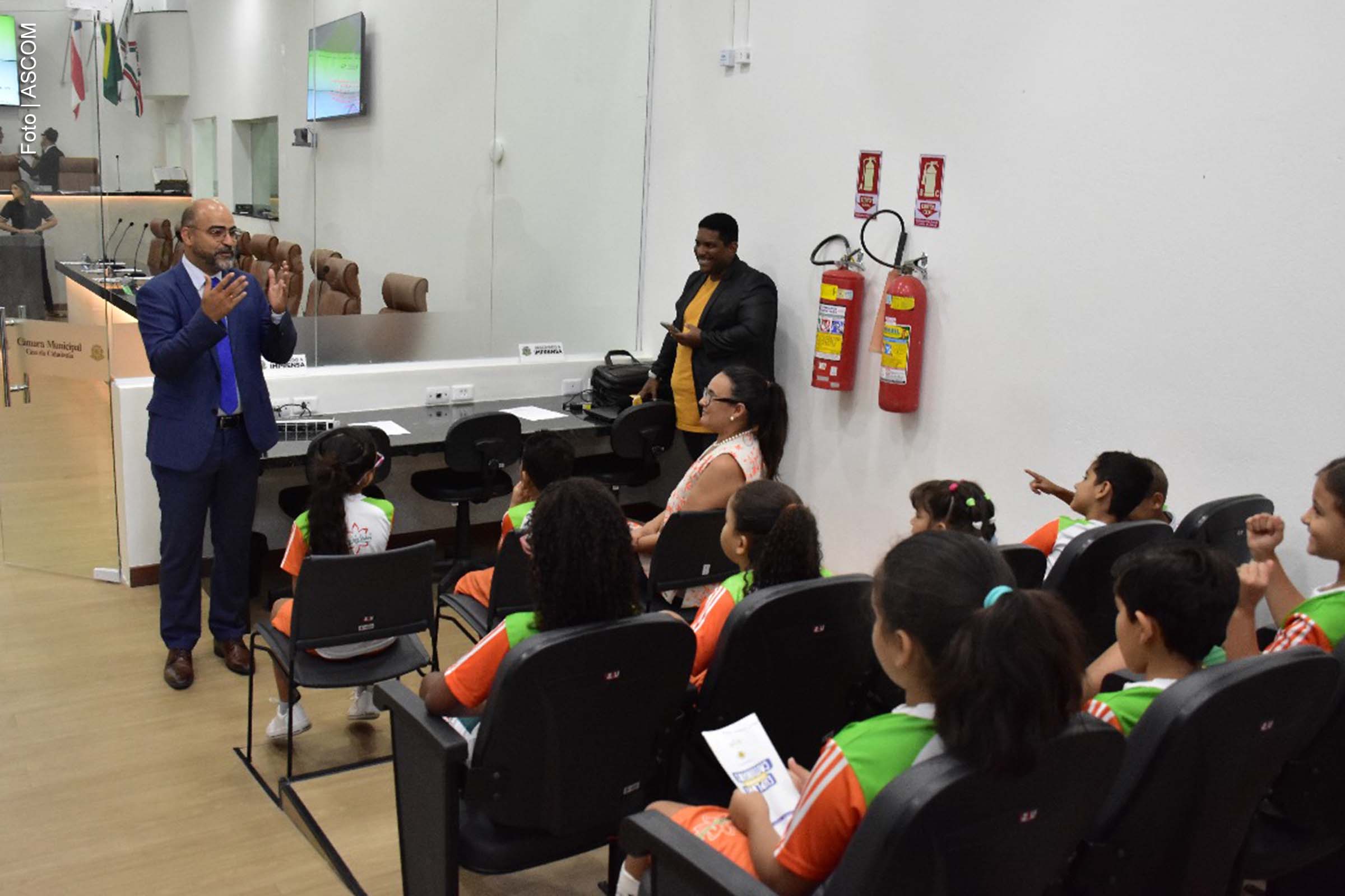 Alunos do 2º ano do Colégio Lírio dos Vales participam de visitação à Câmara Municipal de Feira de Santana como parte de projeto pedagógico.