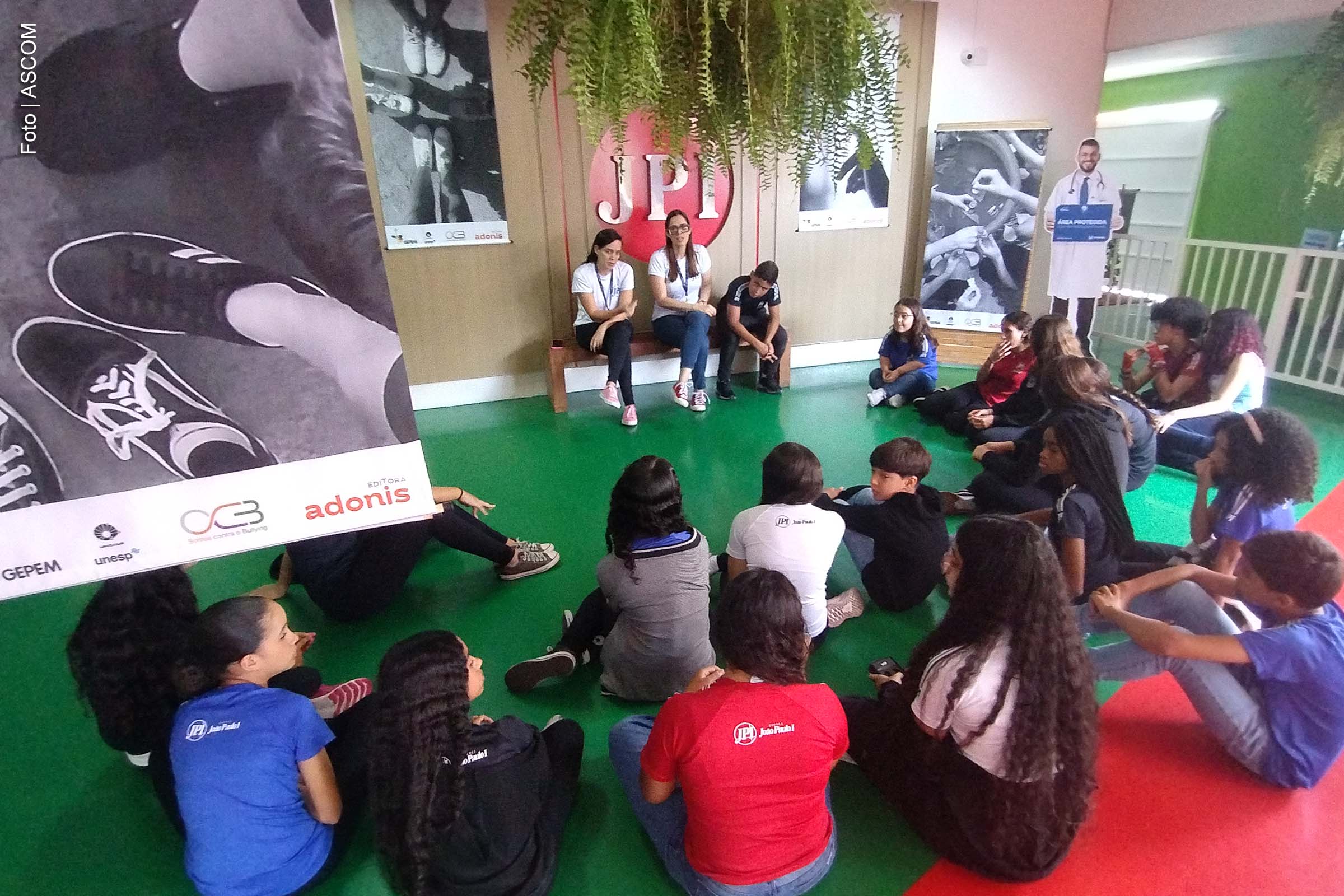 Exposição fotográfica destaca o trabalho da Equipe de Ajuda na luta contra o bullying nas escolas brasileiras.