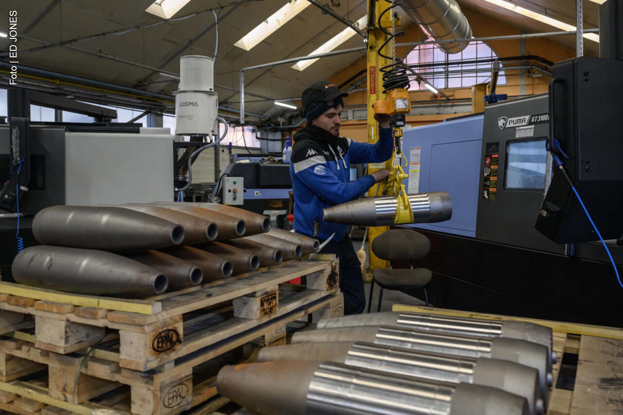 Líderes da União Europeia se reúnem em Londres e Bruxelas para discutir rearmamento e apoio à Ucrânia, enquanto a Rússia critica a militarização do continente.