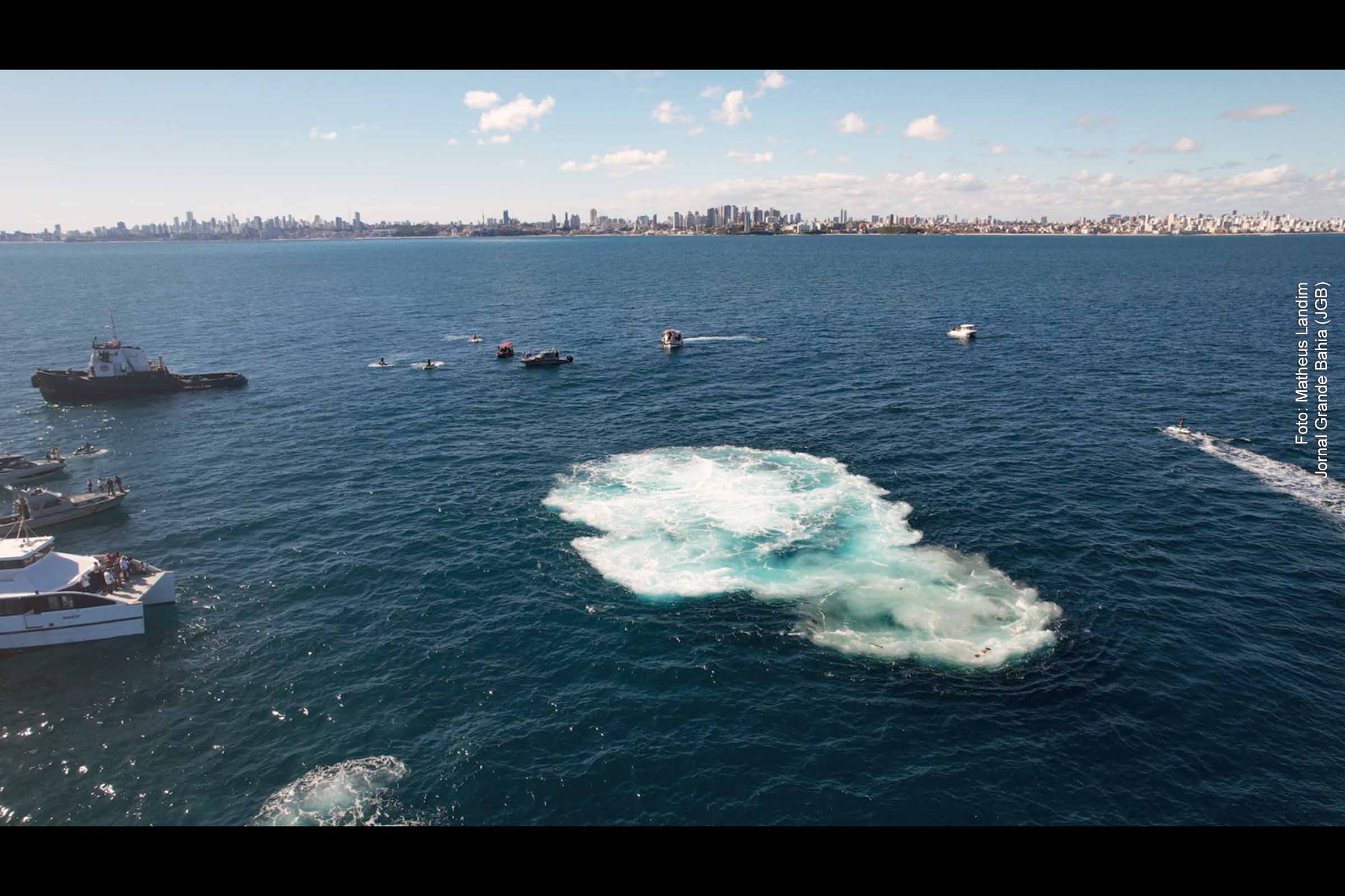 A balsa Juracy Magalhães foi afundada de forma controlada em Salvador para criação de um recife artificial, beneficiando o meio ambiente e impulsionando o turismo náutico. A ação conjunta entre órgãos públicos e a Marinha do Brasil prevê incremento na biodiversidade local e aumento na procura por atividades de mergulho, fortalecendo o setor turístico da capital baiana.