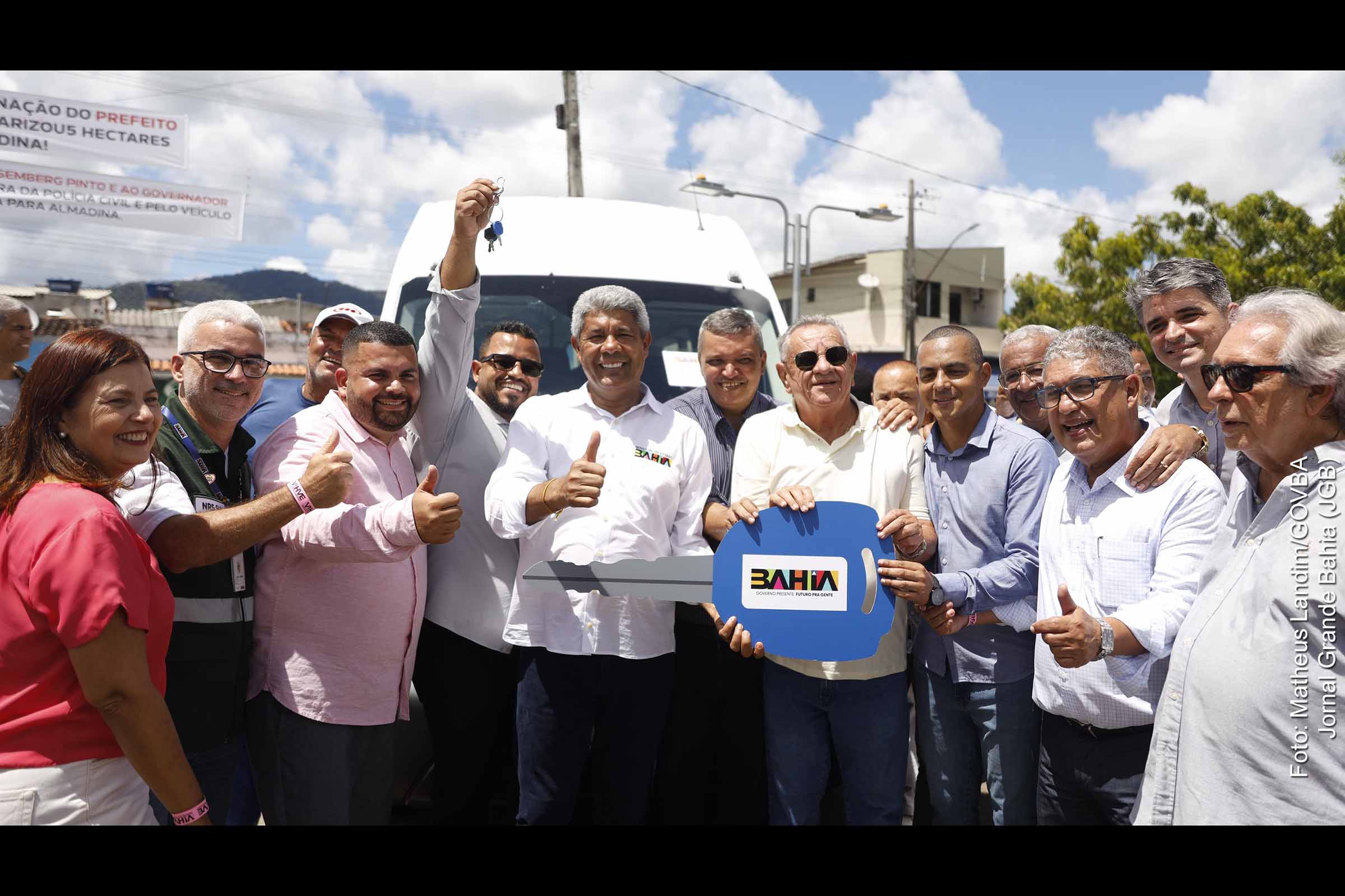 A requalificação da BA-262, entre Almadina e Floresta Azul, melhora a infraestrutura viária e impulsiona a economia local, facilitando o escoamento da produção agrícola e pecuária. O investimento de R$ 44,9 milhões promove maior segurança no transporte e acesso a serviços essenciais. Além da rodovia, ações em educação, saúde e segurança reforçam o desenvolvimento regional, beneficiando diretamente a população.