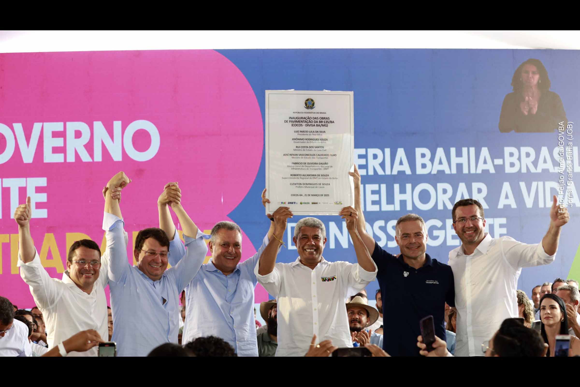 A pavimentação de 23 km da BR-135 no Oeste da Bahia melhora a mobilidade de mais de 18 mil moradores de Cocos e impulsiona o agronegócio regional. A obra, de R$ 122,3 milhões, reforça a integração entre a Bahia e estados vizinhos, reduz custos logísticos e fortalece a economia do Matopiba, uma das principais fronteiras agrícolas do país.