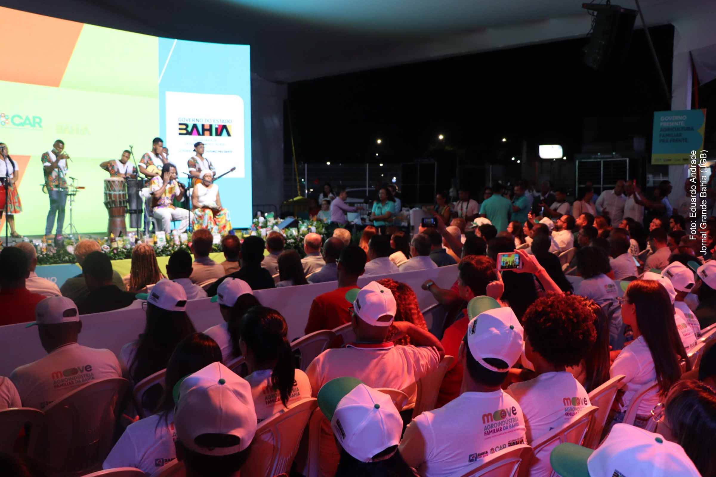 O Governo da Bahia, por meio da SDE, apresentou incentivos fiscais para agroindústrias familiares durante o ‘MOVE – Agroindústria Familiar da Bahia’, realizado em Feira de Santana. A iniciativa destacou o apoio à modernização e expansão do setor, promovendo ações de integração com cooperativas, associações e instituições financeiras. A programação incluiu oficinas, painéis e espaços para negócios e parcerias estratégicas.
