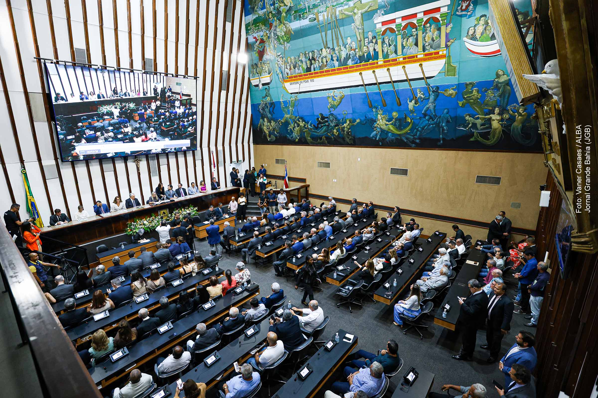 Ex-deputado e presidente da CNA recebem a Comenda 2 de Julho em solenidade conduzida pela presidente da Assembleia Legislativa da Bahia. Homenagens destacam trajetória de lideranças na política e no agronegócio baiano.