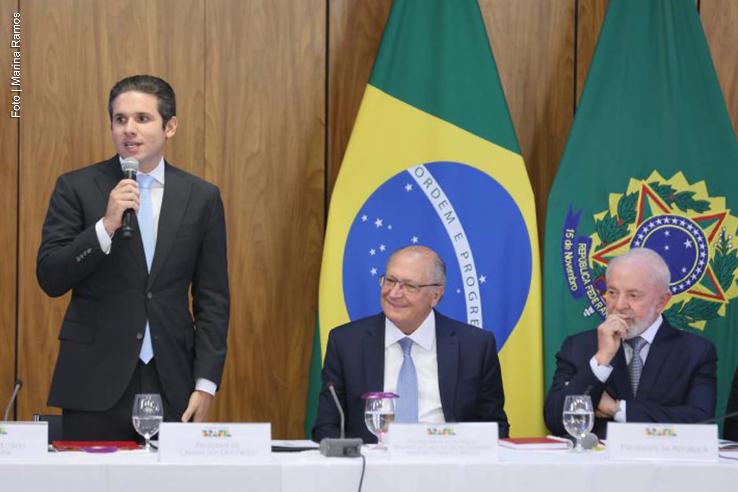 Presidente da Câmara considera proposta do governo como uma medida de justiça tributária e destaca necessidade de responsabilidade fiscal.