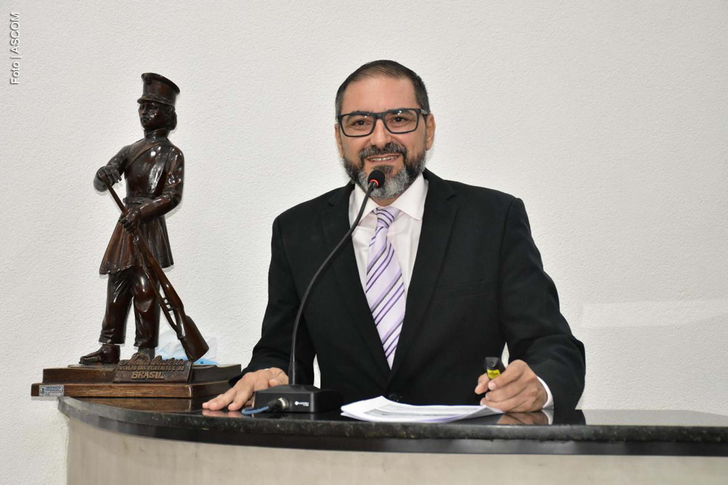 José Renato Sena, da UEFS, expõe falhas na ampliação do Aeroporto João Durval durante audiência pública na Câmara Municipal.