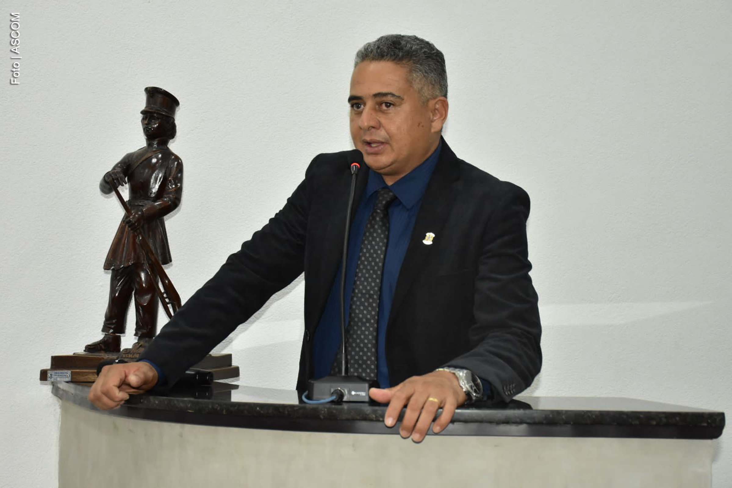 Durante Audiência Pública realizada na Câmara Municipal, o vereador Jurandy Carvalho alertou para a construção de casas em nascentes e a poluição do rio Jacuípe.