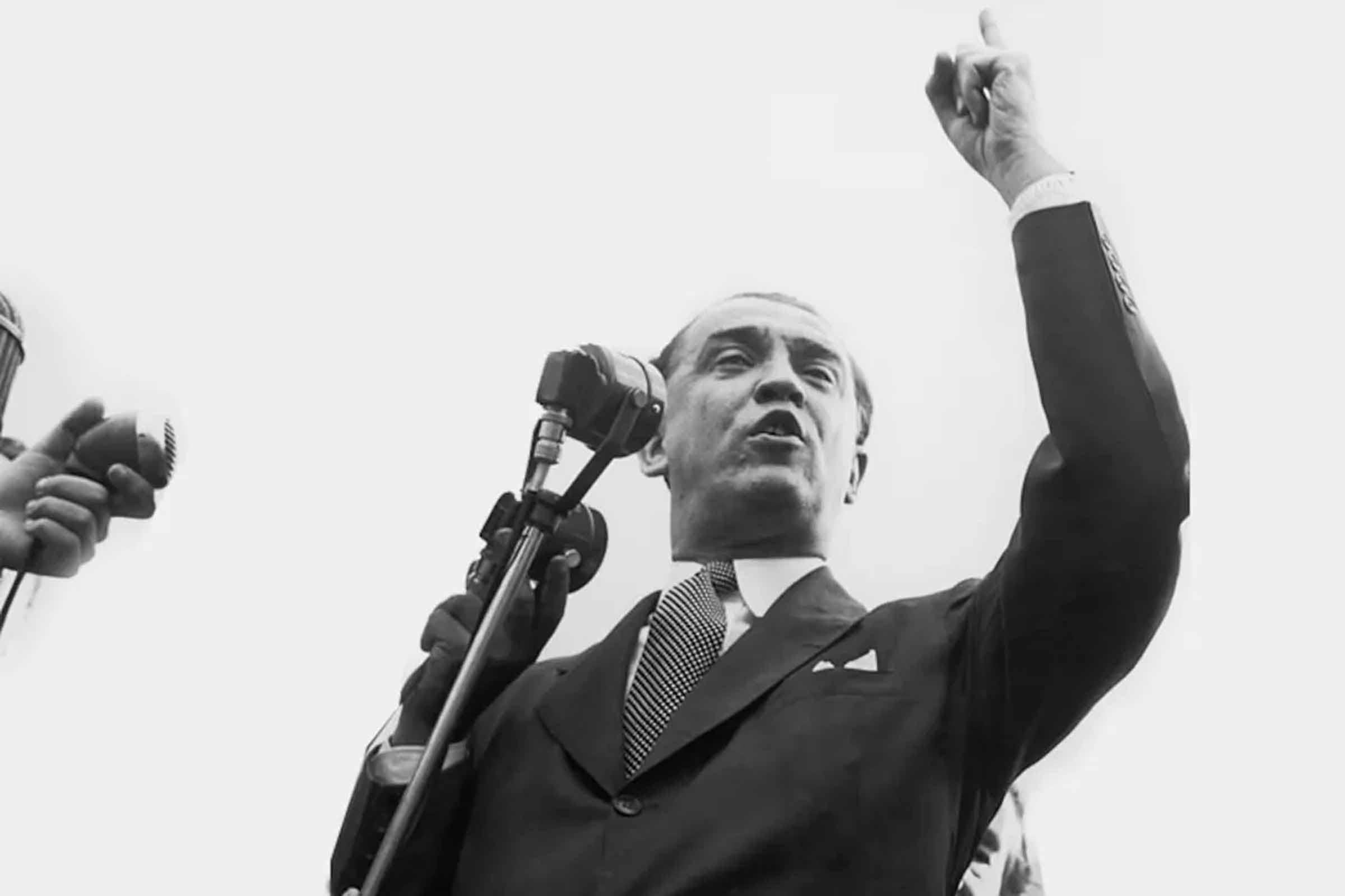 Juscelino Kubitschek discursa na inauguração de Brasília, marco de sua gestão.