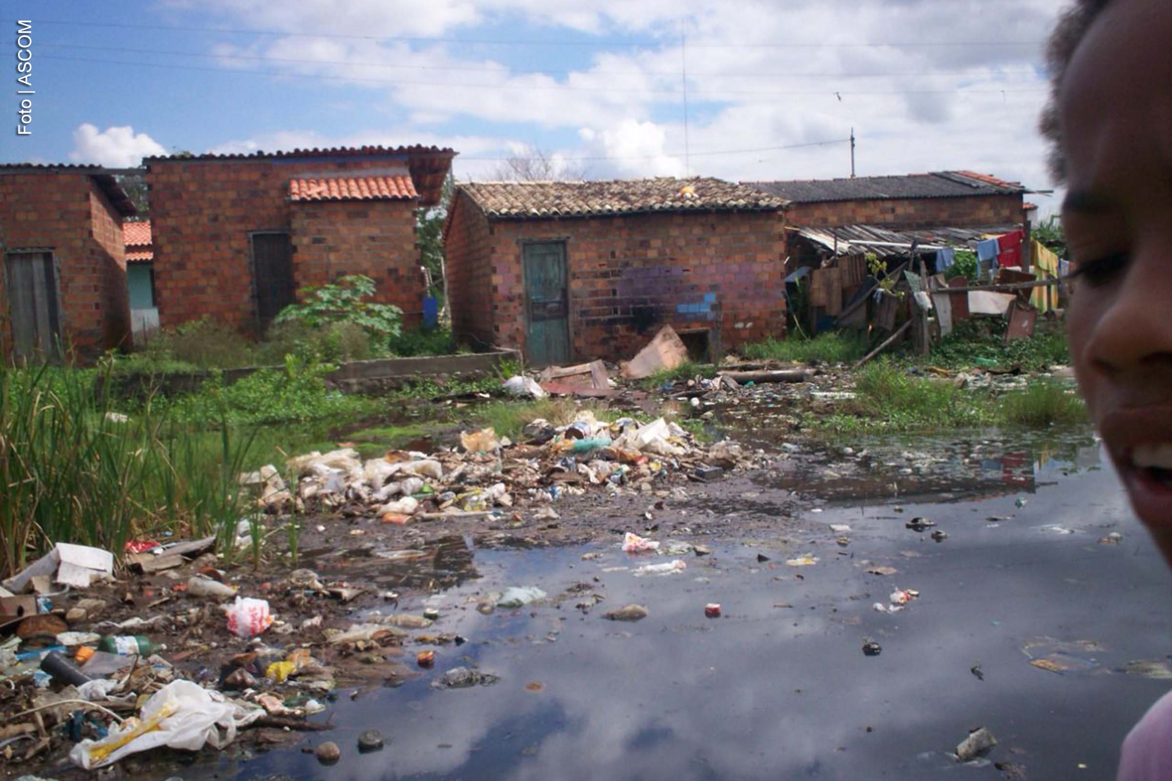 Denúncias apontam descarte irregular de resíduos e degradação ambiental nas lagoas do município.