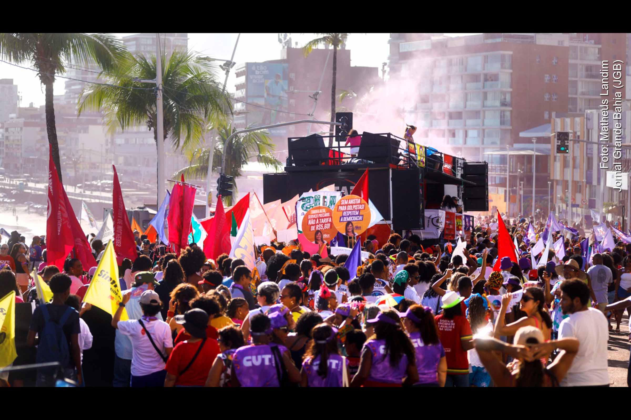 A Marcha 8M, realizada em Salvador no Dia Internacional da Mulher (08/03/2025), reuniu centenas de ativistas em uma caminhada entre o Morro do Cristo e o Farol da Barra. O evento, apoiado pelo governo da Bahia, destacou a luta por direitos das mulheres, equidade de gênero e combate à violência de gênero. Movimentos sociais e representantes do poder público participaram do ato, reforçando a necessidade de políticas públicas efetivas.