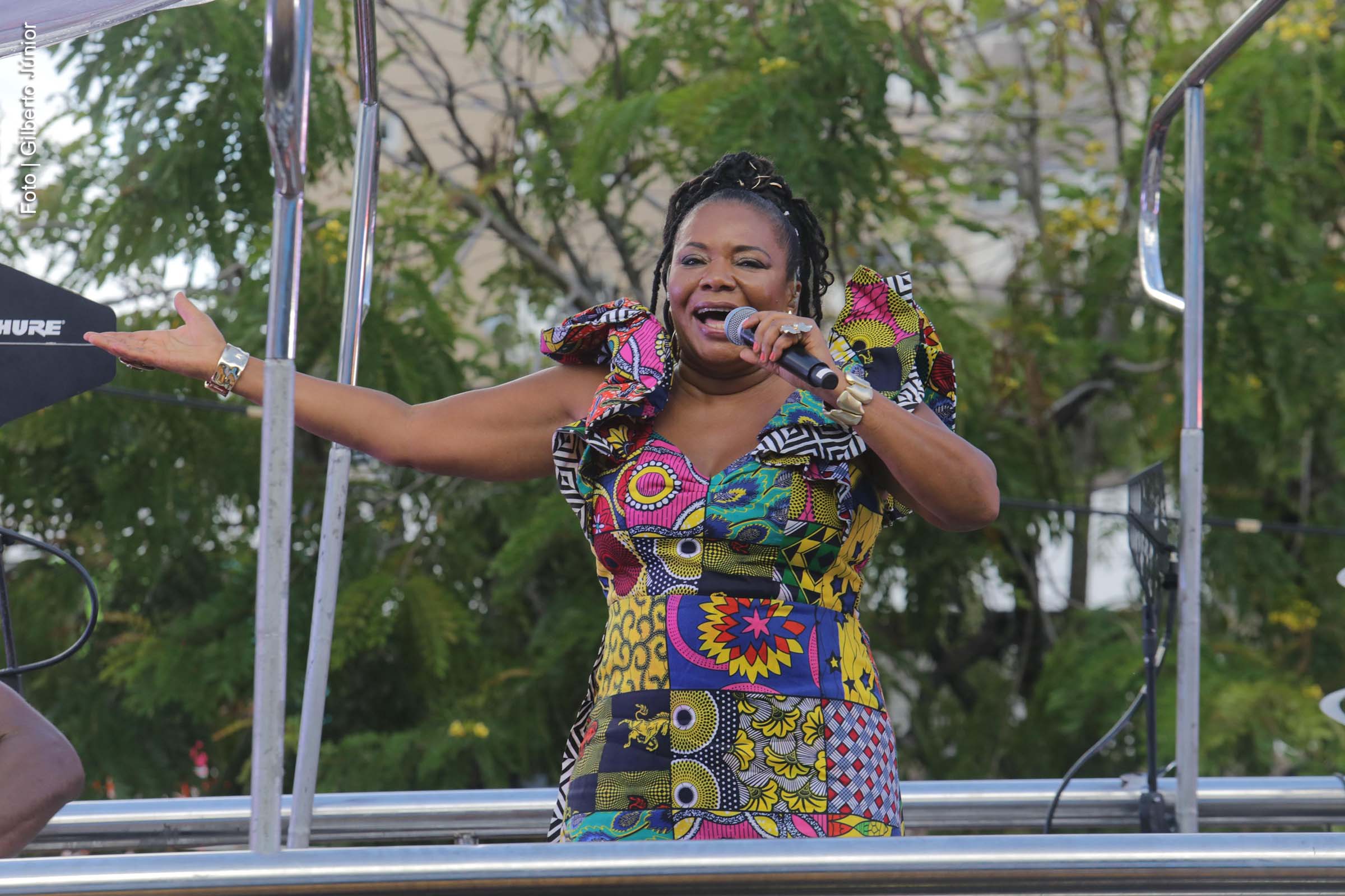 Salvador: Margareth Menezes celebra 40 anos do Axé Music com hits históricos durante passagem no Campo Grande