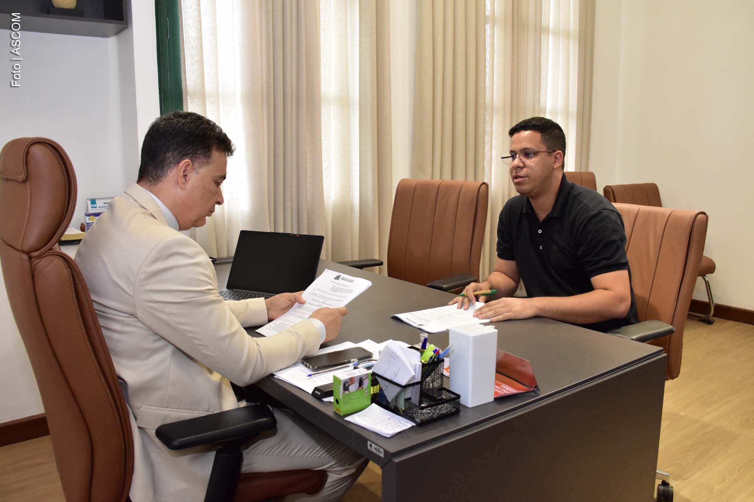 Matheus Pinheiro, presidente do Conselho da juventude de Feira de Santana, entregou o documento ao vereador Marcos Lima, presidente da Casa.
