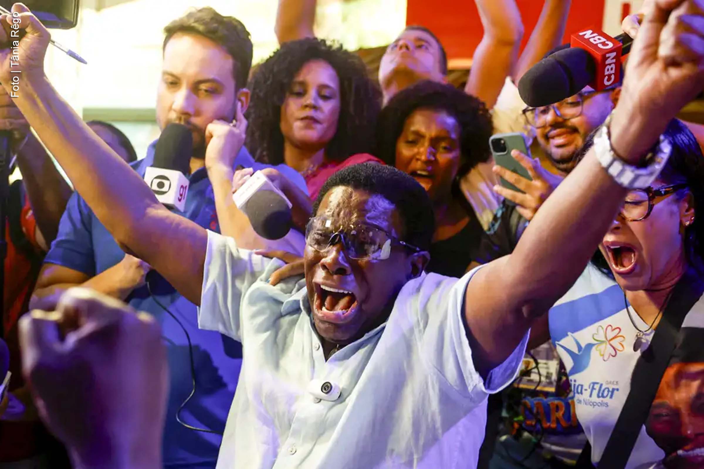 O sambista comemora o 15º título da Beija-Flor, que marca sua aposentadoria após 50 anos de carreira.