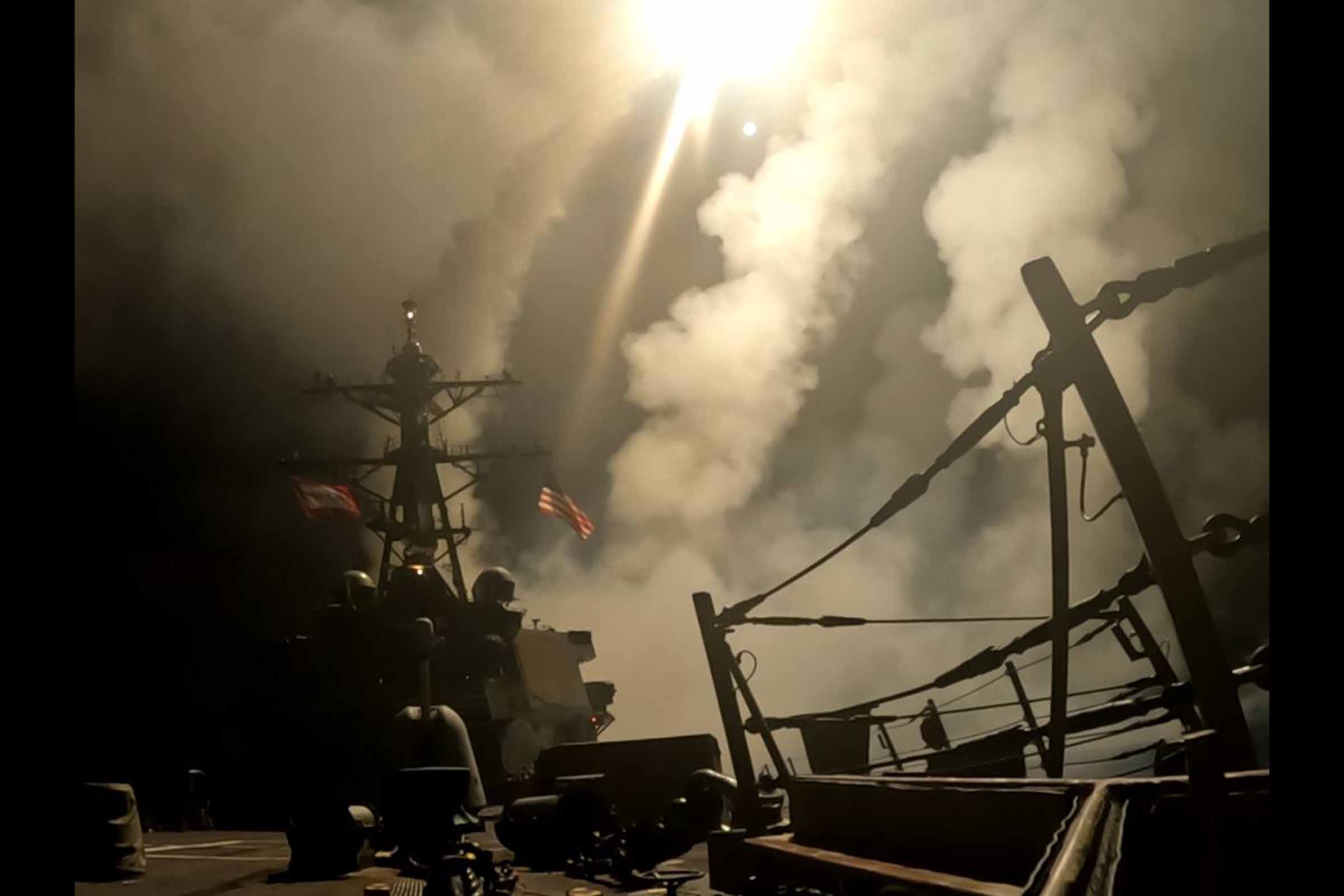 Misseis dos EUA são disparados contra houthis no Iêmen.