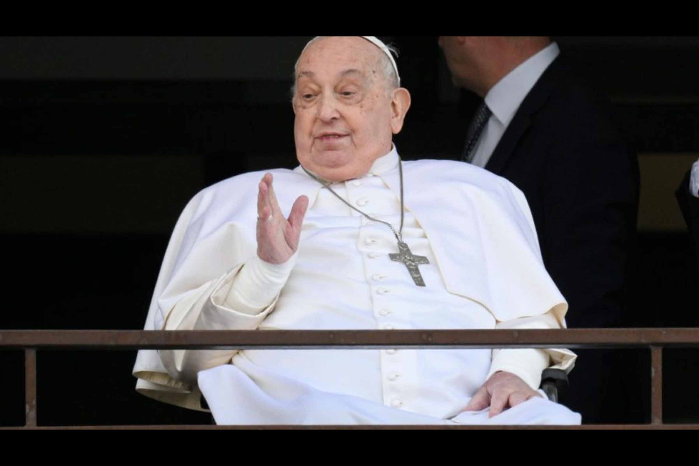 O Papa Francisco enviou uma mensagem aos peregrinos da arquidiocese de Nápoles, reforçando a importância da unidade e da caridade durante a travessia da Porta Santa. Após 38 dias de internação, o Pontífice saudou os fiéis e pediu orações contínuas. Em seu Angelus, abordou a paciência de Deus e renovou o apelo pelo cessar-fogo em Gaza e pela paz em outras regiões afetadas por conflitos.