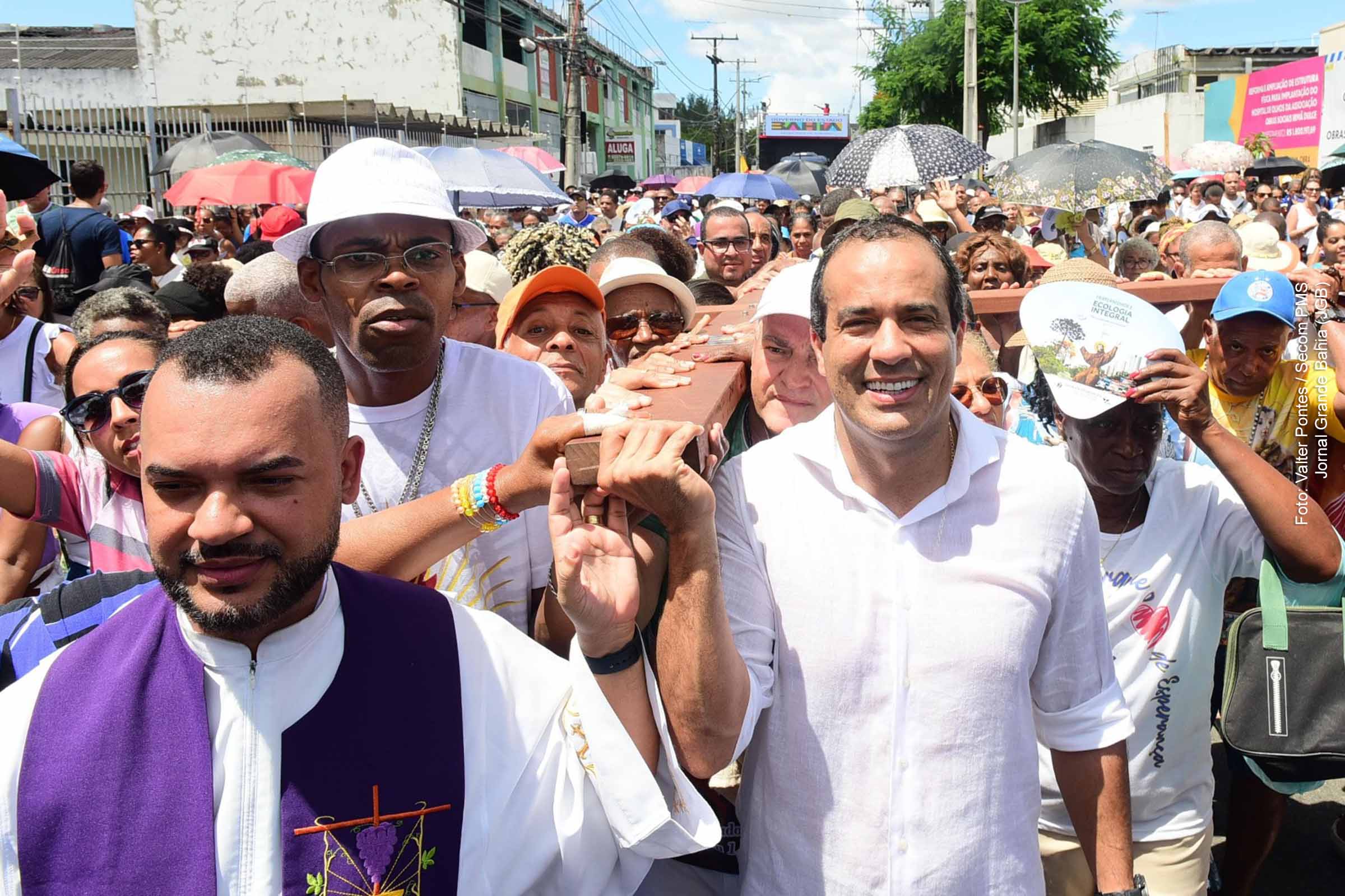 Prefeito Bruno Reis participa da Caminhada Penitencial rumo ao Bonfim e destaca importância da tradição religiosa para Salvador