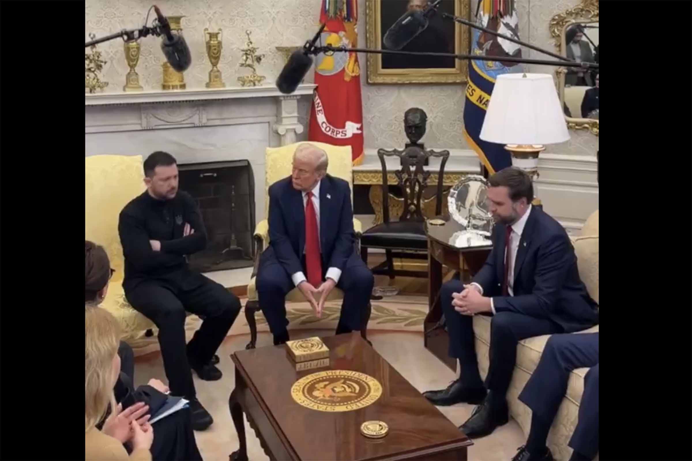 A reunião foi marcada por acusações de Trump, que chamou Zelensky de "ingrato" e o acusou de "flertar com a Terceira Guerra Mundial". Além disso, o vice-presidente americano, J.D. Vance, qualificou o líder ucraniano como "desrespeitoso". Como resultado do impasse, os dois presidentes cancelaram uma entrevista coletiva conjunta.