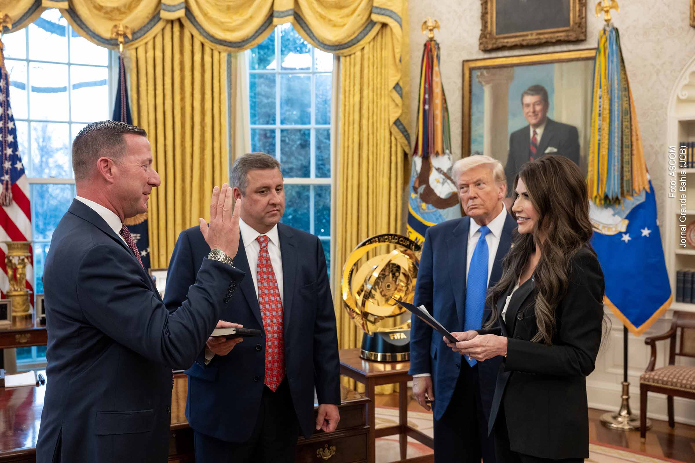 O presidente Donald Trump empossou Sean Curran como novo diretor do Serviço Secreto dos EUA nesta segunda-feira (11/03/2025). Curran, com ampla experiência em segurança, assume o cargo com foco em reforçar a proteção presidencial, fortalecer a cibersegurança e modernizar os processos internos da agência. A nomeação faz parte da estratégia do governo para aprimorar as operações de segurança nacional.