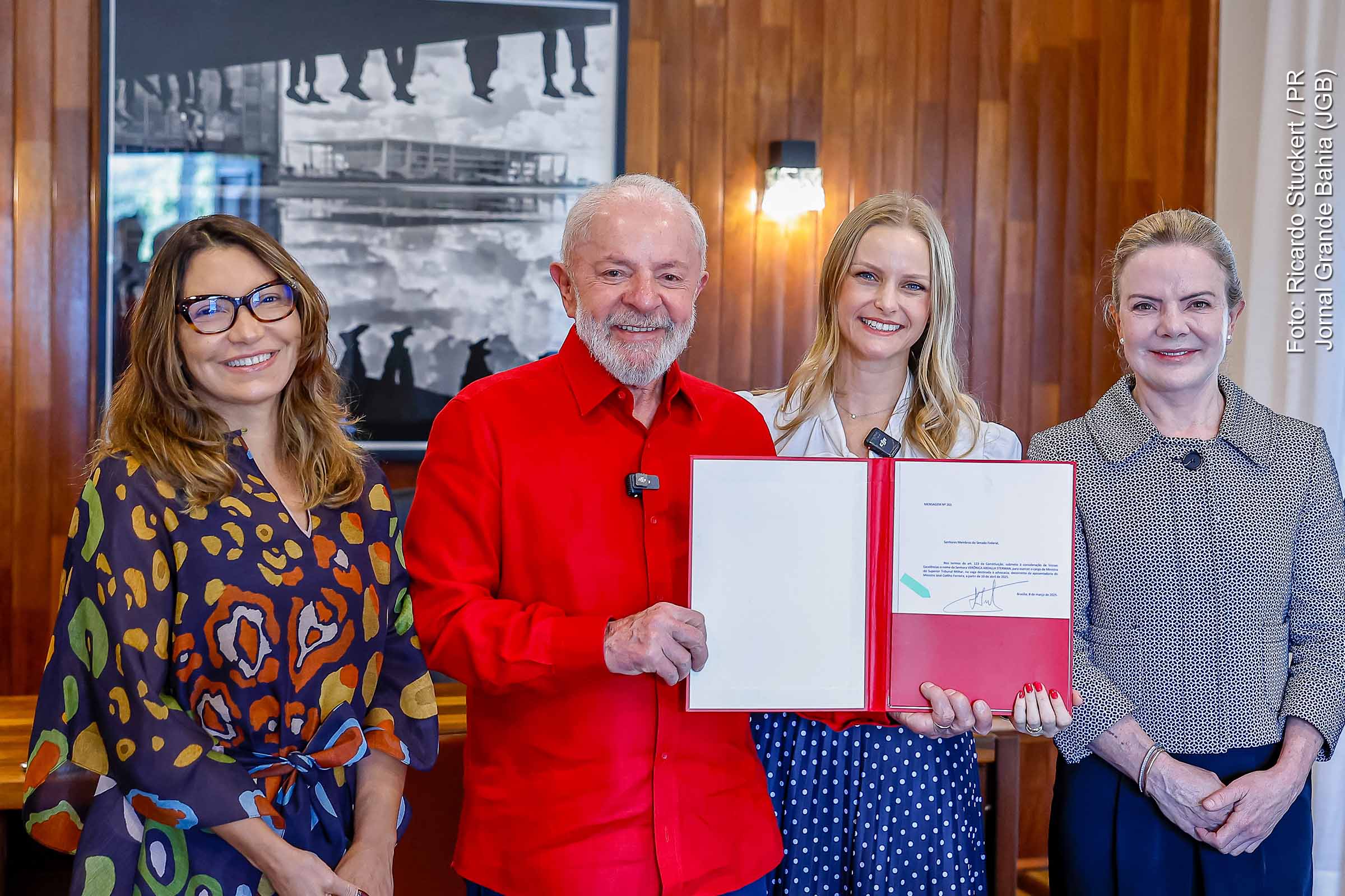 O presidente Luiz Inácio Lula da Silva indicou, neste sábado (8), Verônica Abdalla Sterman para o cargo de ministra do Superior Tribunal Militar (STM). Caso aprovada pelo Senado, ela será a segunda mulher a ocupar uma cadeira na corte. Com formação em Direito Penal e vasta experiência jurídica, sua nomeação reforça a representação feminina na Justiça Militar.