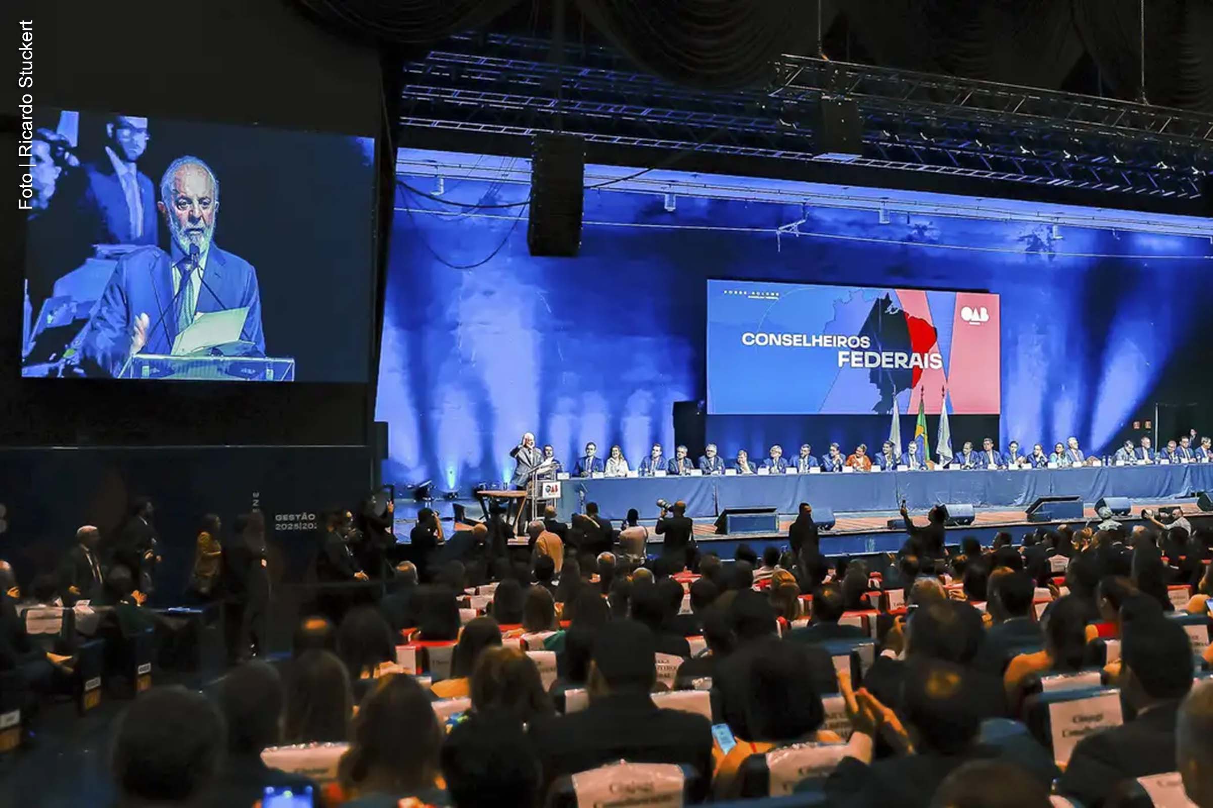 Presidente Lula destaca necessidade de legislação que limite o poder das plataformas digitais e combata a desinformação.