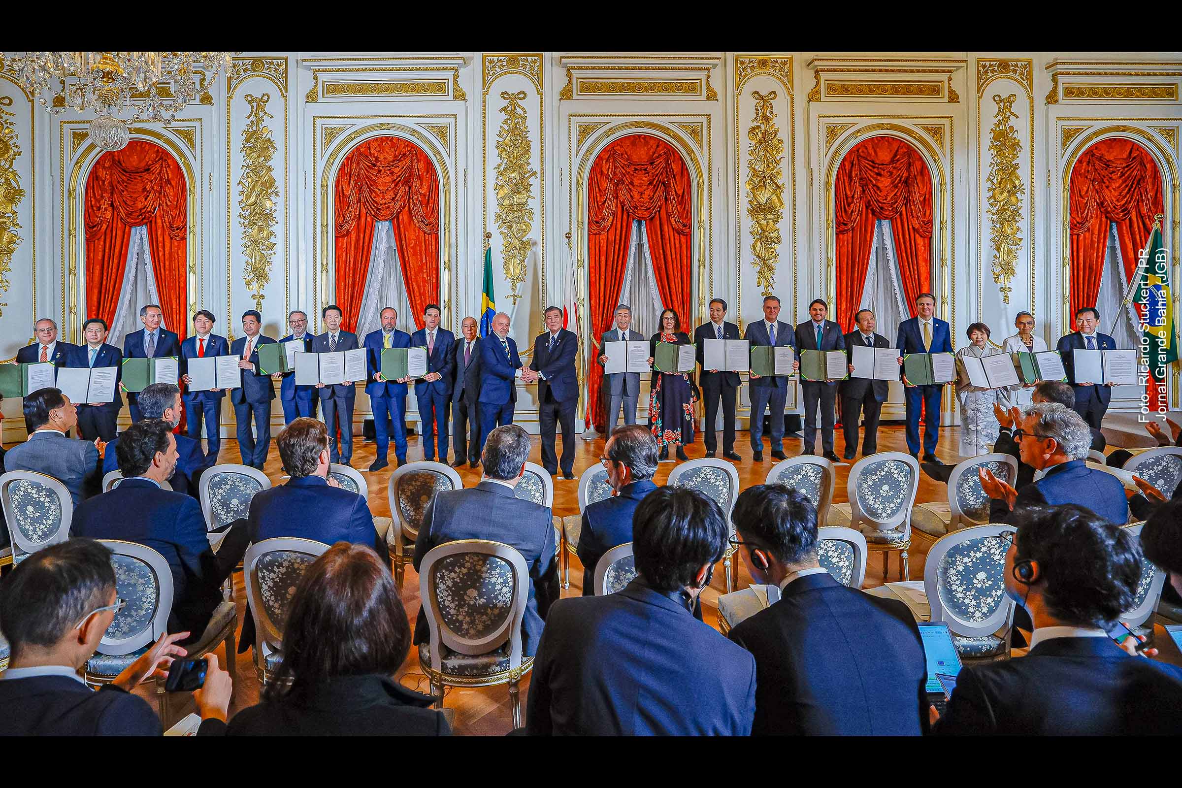 O presidente Luiz Inácio Lula da Silva e o primeiro-ministro japonês Shigeru Ishiba durante o encerramento do Fórum Empresarial Brasil-Japão, no Hotel New Otani, em Tóquio, na quarta-feira (26/03/2025).