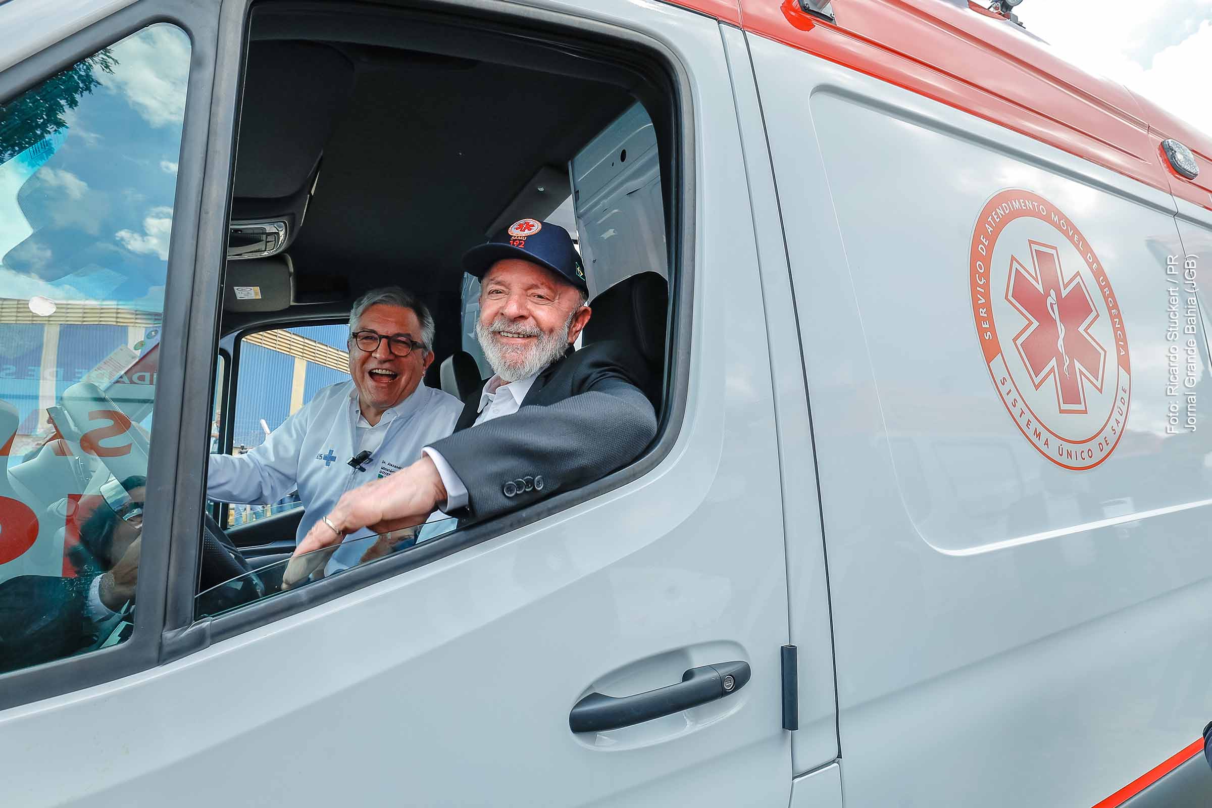 O Governo Federal entregou 12 novas ambulâncias do Samu para nove municípios da Bahia, como parte de um lote nacional de 789 veículos distribuídos a 559 cidades em 21 estados. O investimento visa renovar e ampliar a frota do Samu 192, elevando a cobertura do serviço e garantindo mais agilidade no atendimento pré-hospitalar. A ação integra o Novo PAC e reforça a estratégia de universalização da saúde pública.