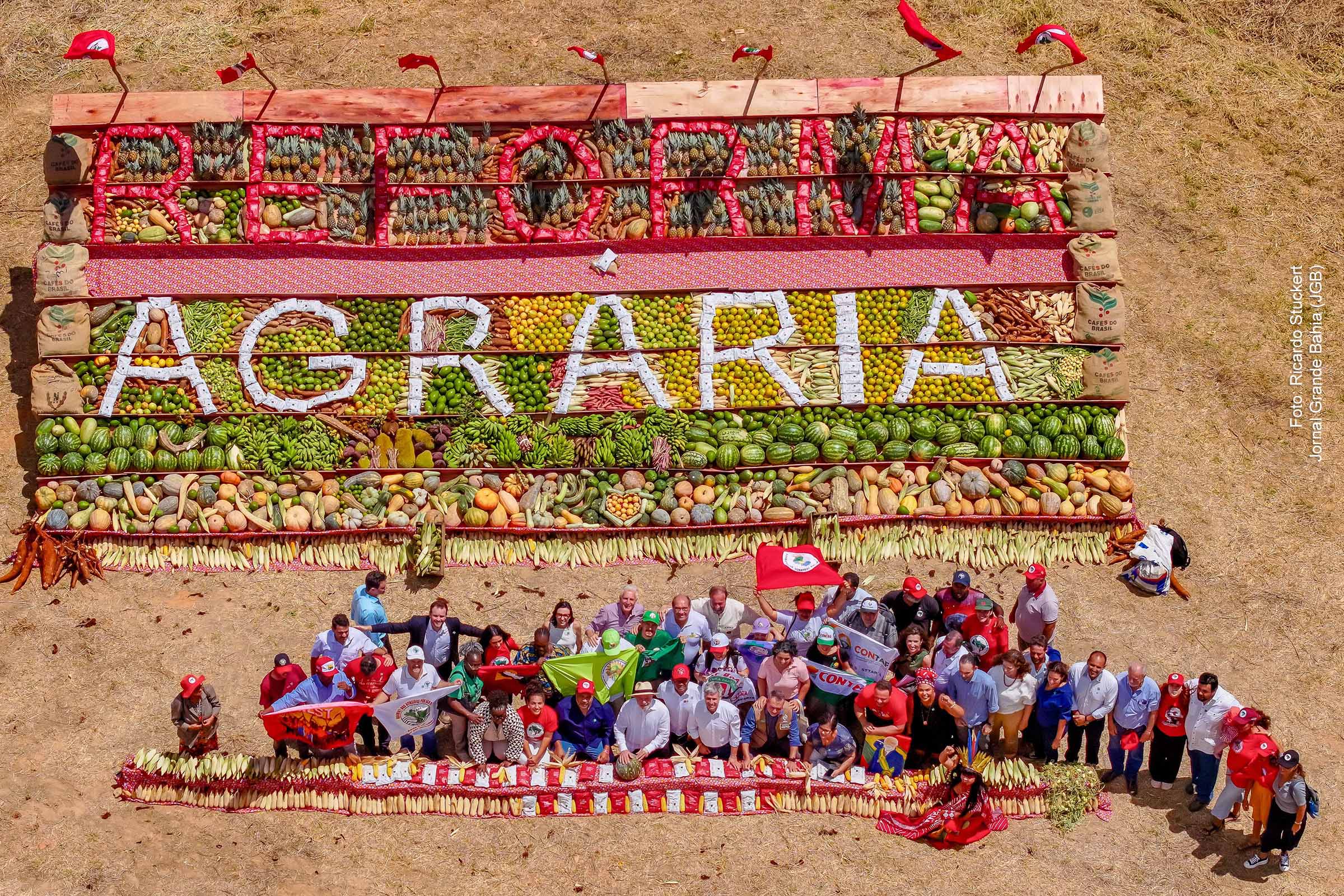 Presidente Lula participa de evento em Minas Gerais e entrega 12 mil lotes para assentamentos rurais; A terra tem que estar na mão do povo para que ele possa produzir, diz
