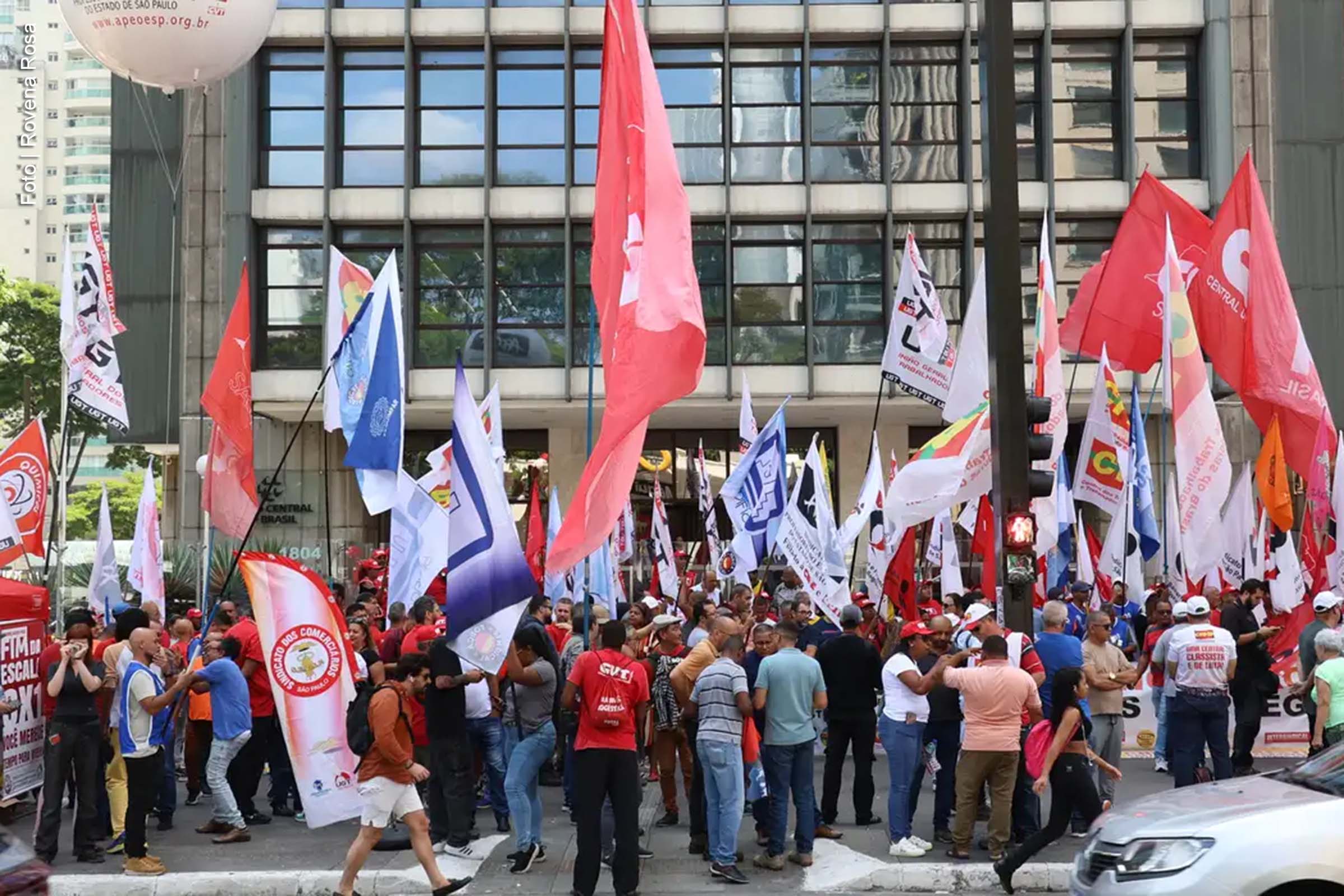 Centrais sindicais pedem redução da Selic em protesto realizado na Avenida Paulista, São Paulo, nesta terça-feira (18/03/2025).