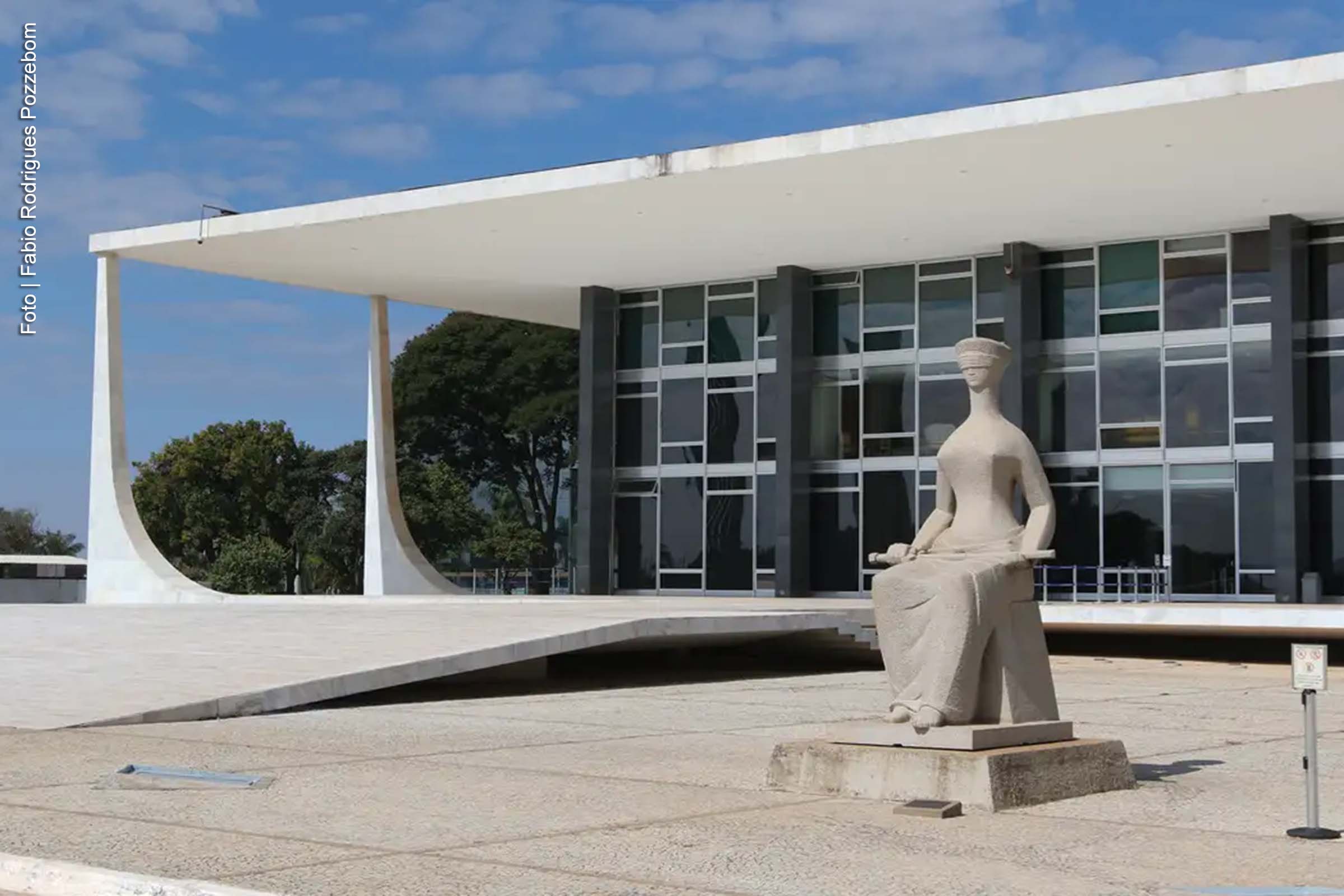 Decisão do Supremo mantém processos de parlamentares no STF, mesmo após término de mandato.