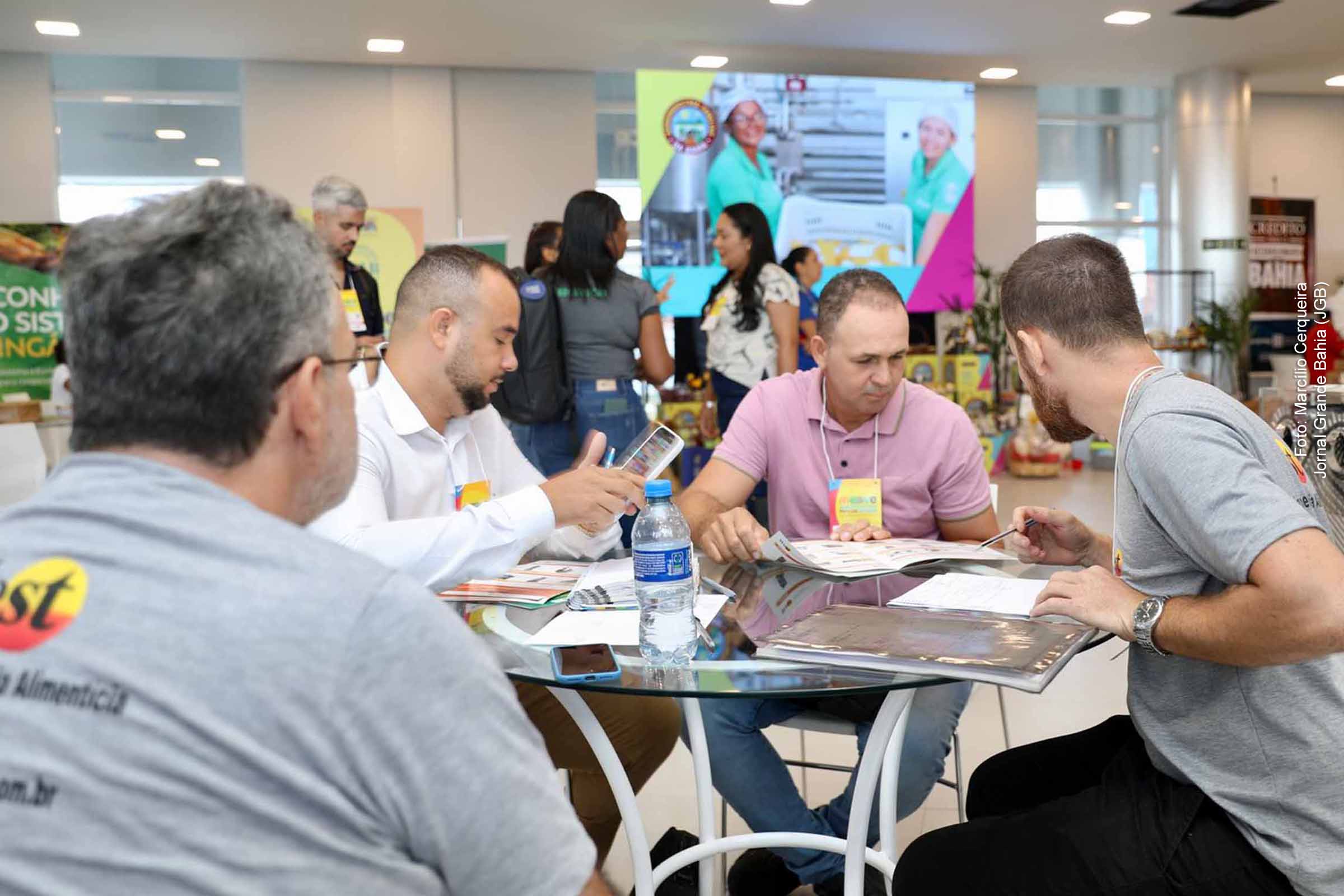 O Salão de Negócios do MOVE está conectando agroindústrias familiares da Bahia com crédito, tecnologia e inovação. Expositores apresentam equipamentos modernos para aprimorar a produção de alimentos, enquanto instituições financeiras oferecem condições especiais de financiamento. O evento segue até 14 de março de 2025, consolidando-se como um catalisador para o crescimento do setor.