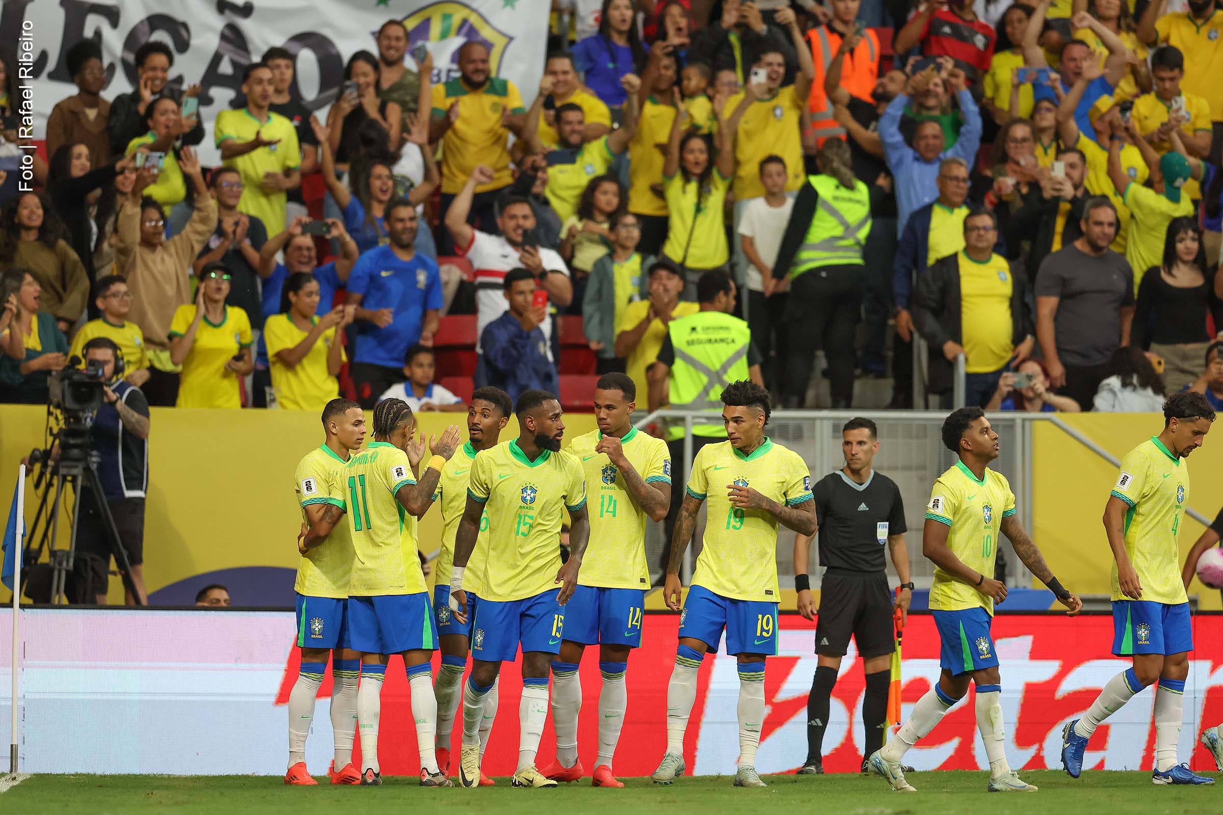 Seleção Brasileira se prepara para enfrentar Colômbia e Argentina pelas Eliminatórias da Copa do Mundo.