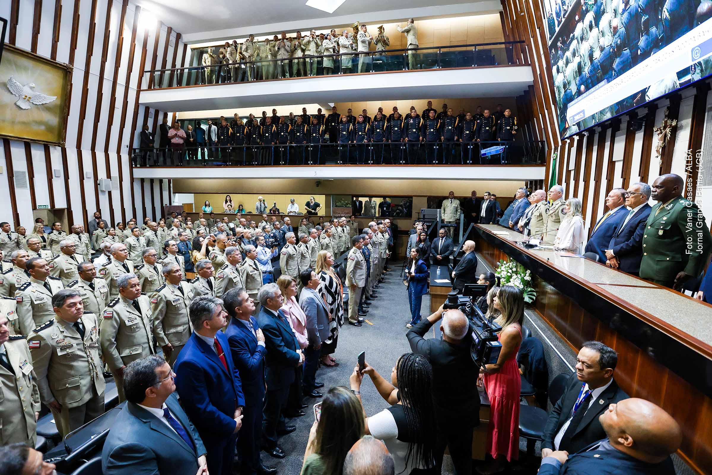 A Polícia Militar da Bahia (PMBA) completa 200 anos de história, reafirmando seu compromisso com a segurança pública e a ordem social. Fundada em 1825, a instituição consolidou-se como um pilar essencial na proteção do povo baiano, mantendo-se sempre presente nos momentos mais desafiadores da história do estado. Em comemoração ao bicentenário, diversas homenagens foram prestadas por instituições públicas, destacando o legado e a importância da PMBA na sociedade.