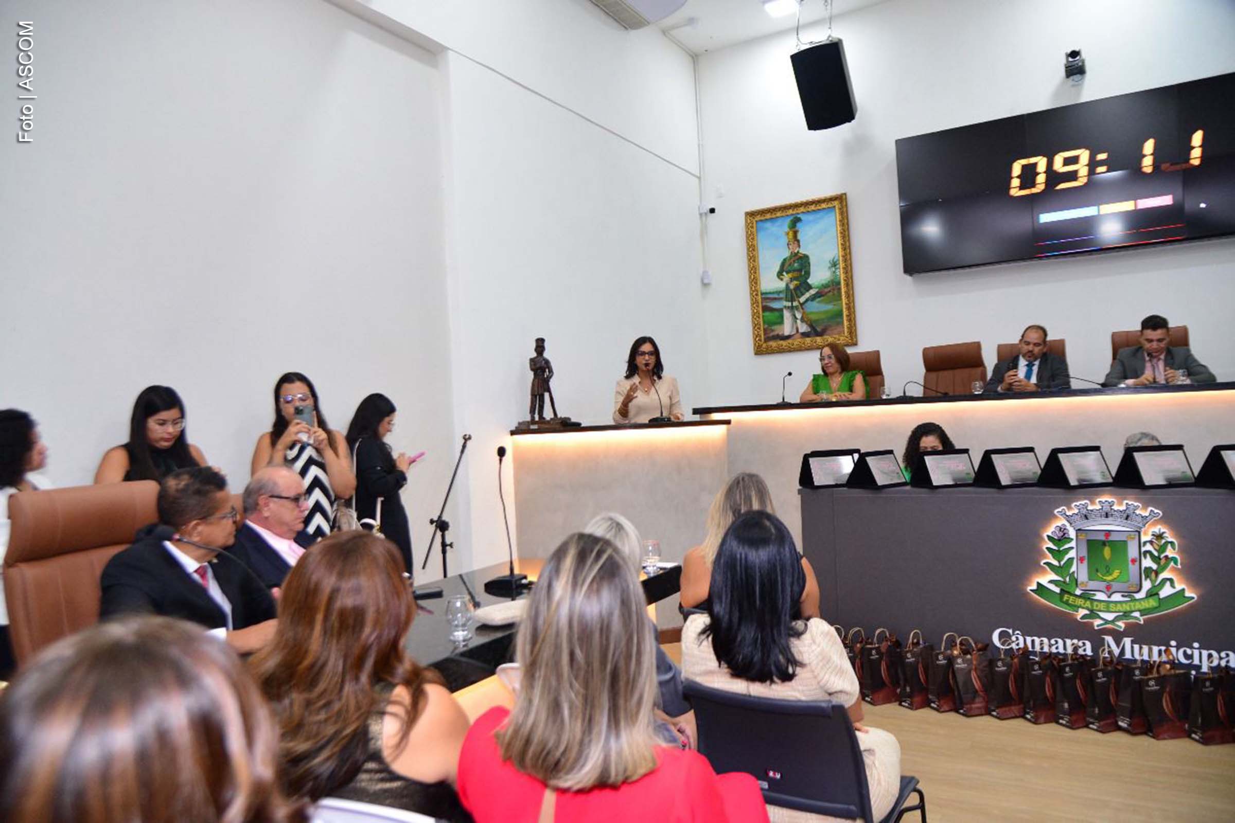 A Câmara Municipal realizou uma sessão solene em comemoração ao Dia Internacional da Mulher, com homenagens a mulheres que se destacaram em diversas áreas.