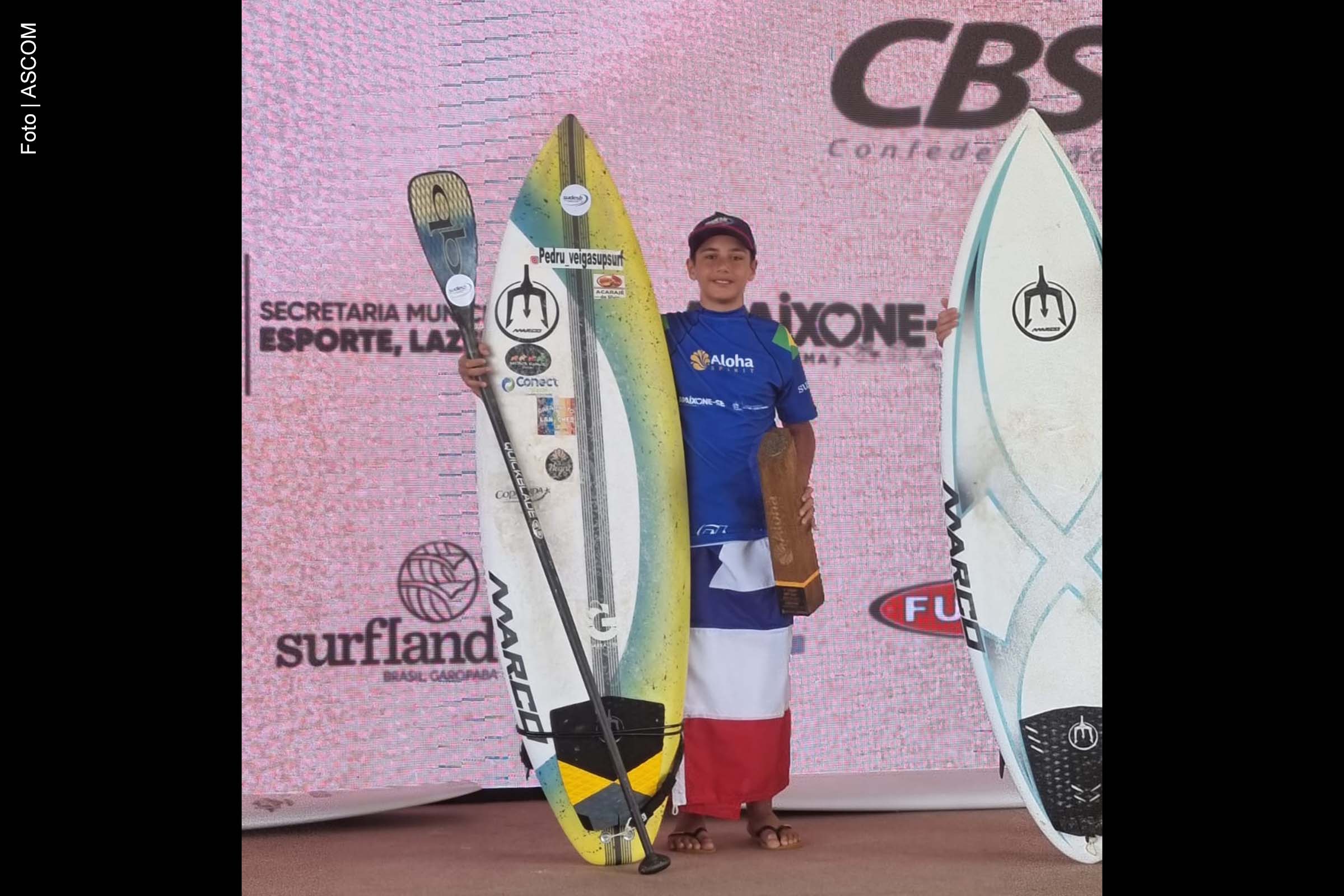 Pedro Veiga, de 14 anos, venceu a categoria sub-18 do Circuito Brasileiro de SUP Surf 2025 em Saquarema, com o apoio da Superintendência dos Desportos do Estado da Bahia.
