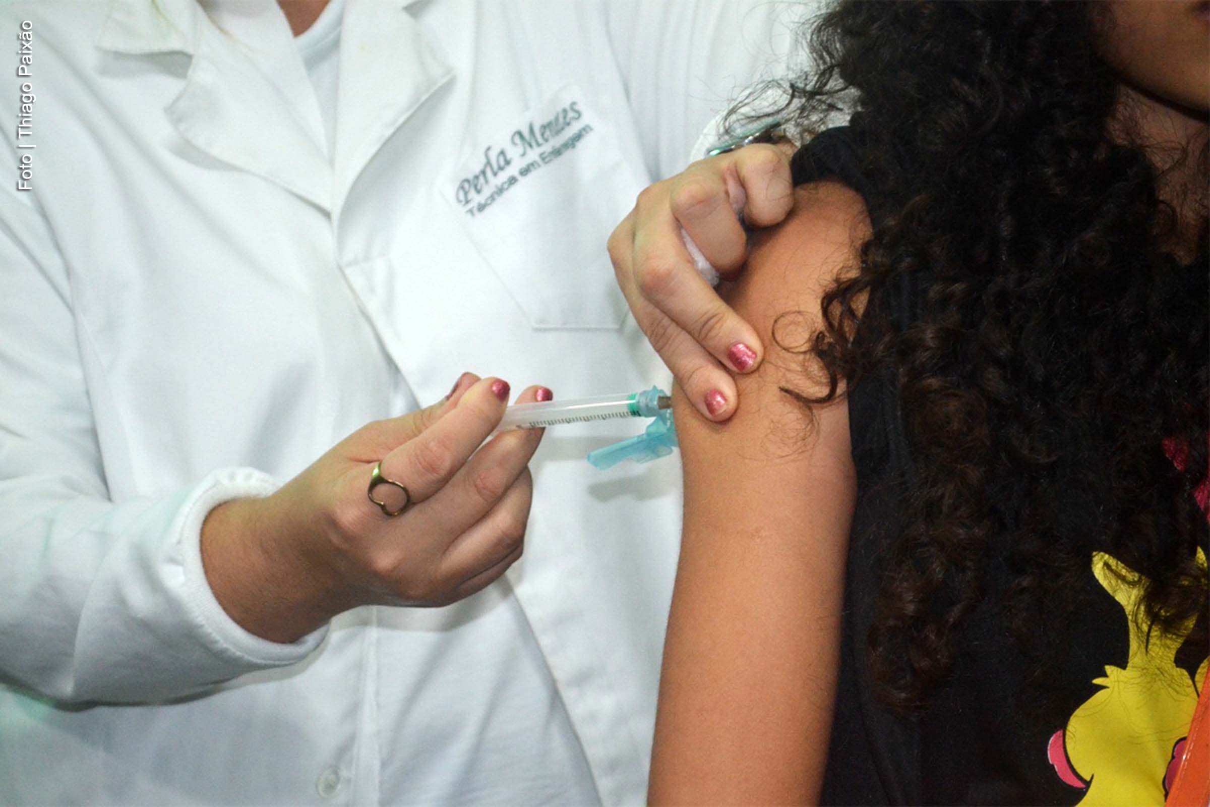 Município registra 31.968 doses aplicadas, enquanto a meta é vacinar 45 mil crianças e adolescentes.
