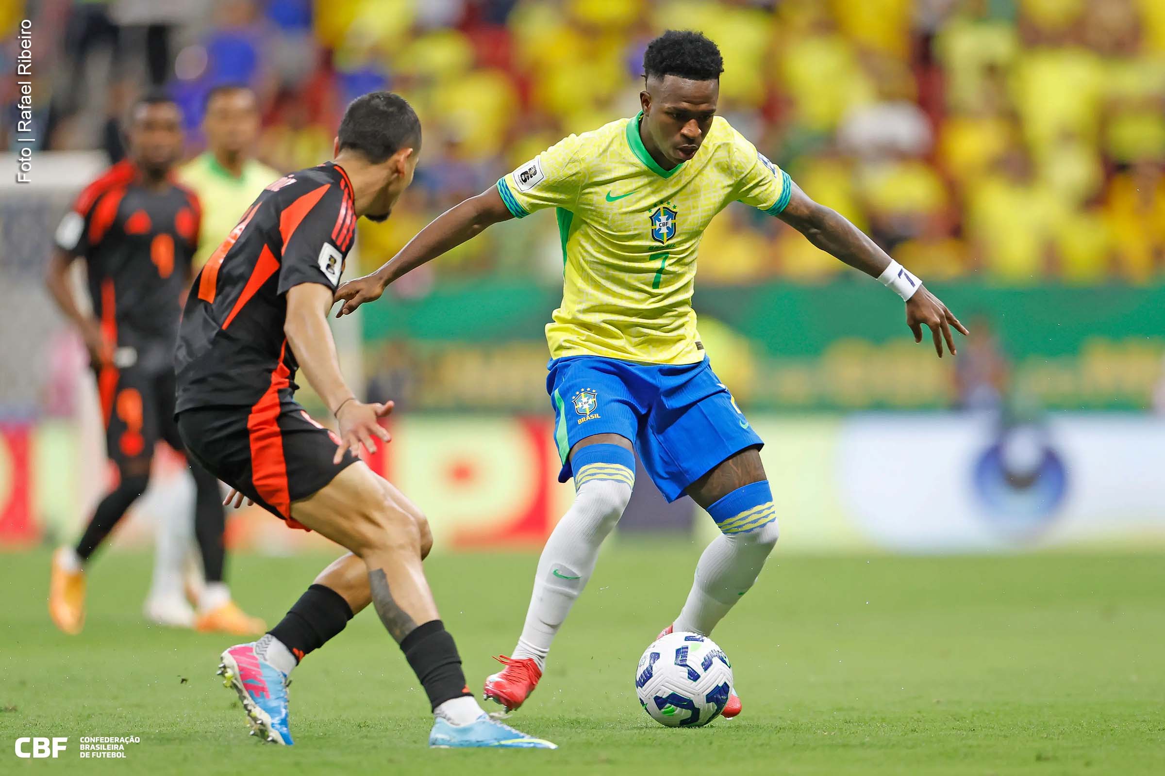 O atacante Vinicius Jr. celebra gol decisivo e fala sobre a importância da vitória sobre a Colômbia nas Eliminatórias para o Mundial de 2026.