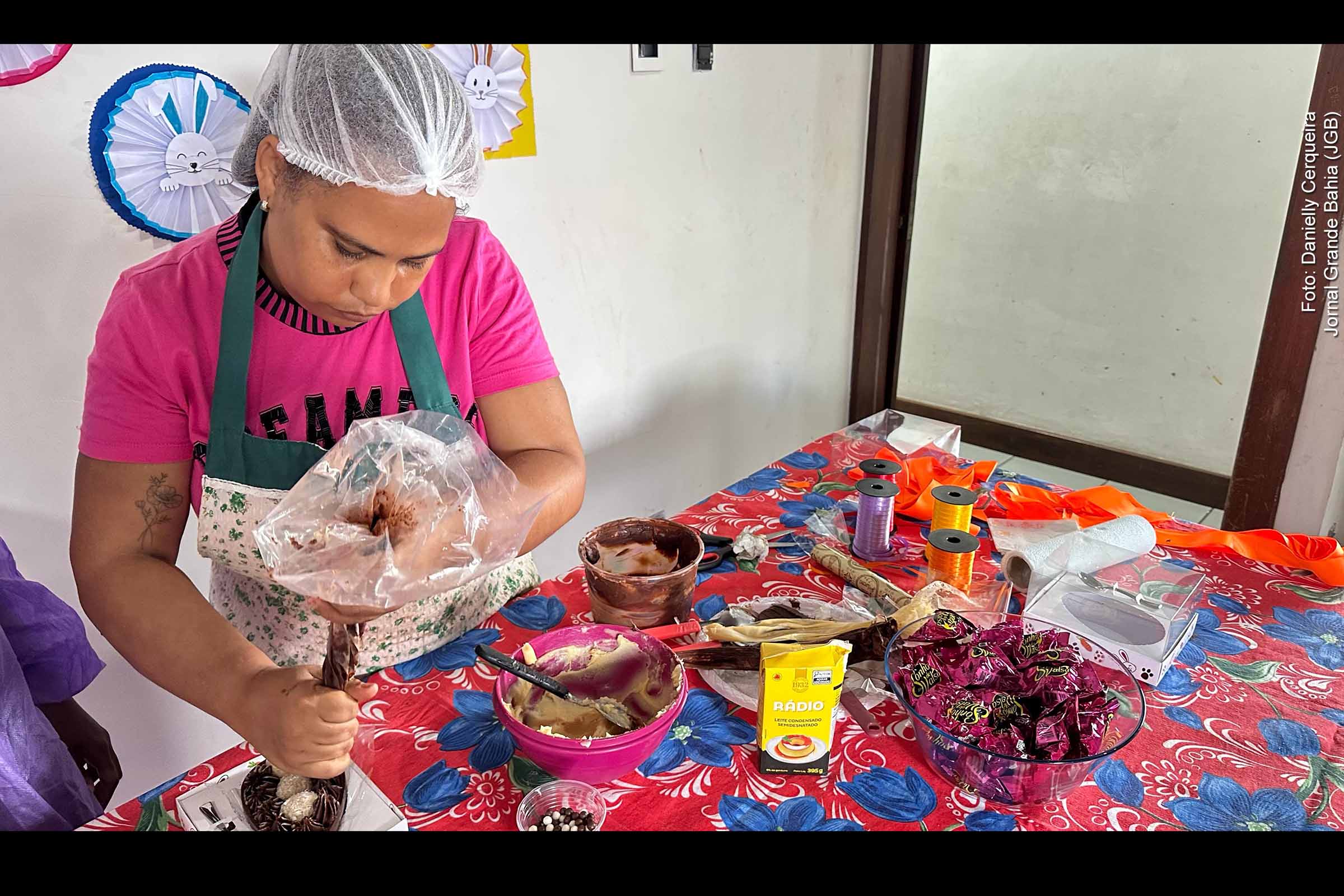 Na quinta-feira (17/04/2025), o Abrigo Raul Freire realizou uma oficina de ovos de Páscoa com adolescentes em situação de vulnerabilidade. A ação uniu aprendizagem prática, convívio social e espiritualidade, com foco na autonomia e inclusão produtiva. Com o apoio de profissionais da assistência social, a atividade simbolizou o compromisso do abrigo com o desenvolvimento integral dos acolhidos e a construção de novos horizontes.