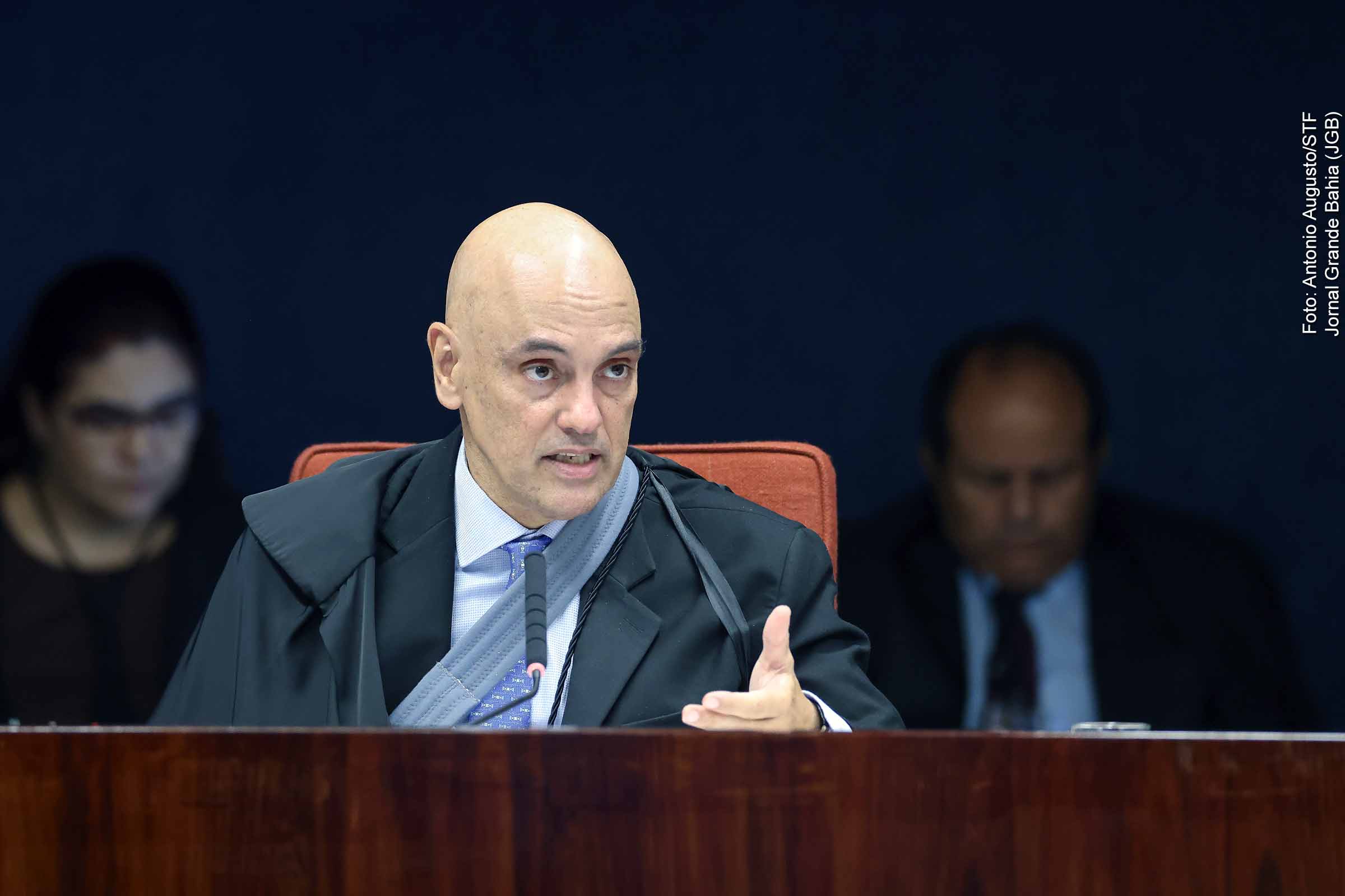 A decisão do ministro Alexandre de Moraes de impedir a extradição do cidadão búlgaro Vasil D., acusado de tráfico de drogas na Espanha, intensificou críticas ao STF por arbitrariedade e desrespeito a tratados internacionais. A PGR avalia recorrer da medida, que se soma a outras ações controversas da Corte, hoje sob escrutínio de tribunais e entidades estrangeiras por supostas violações às liberdades democráticas.