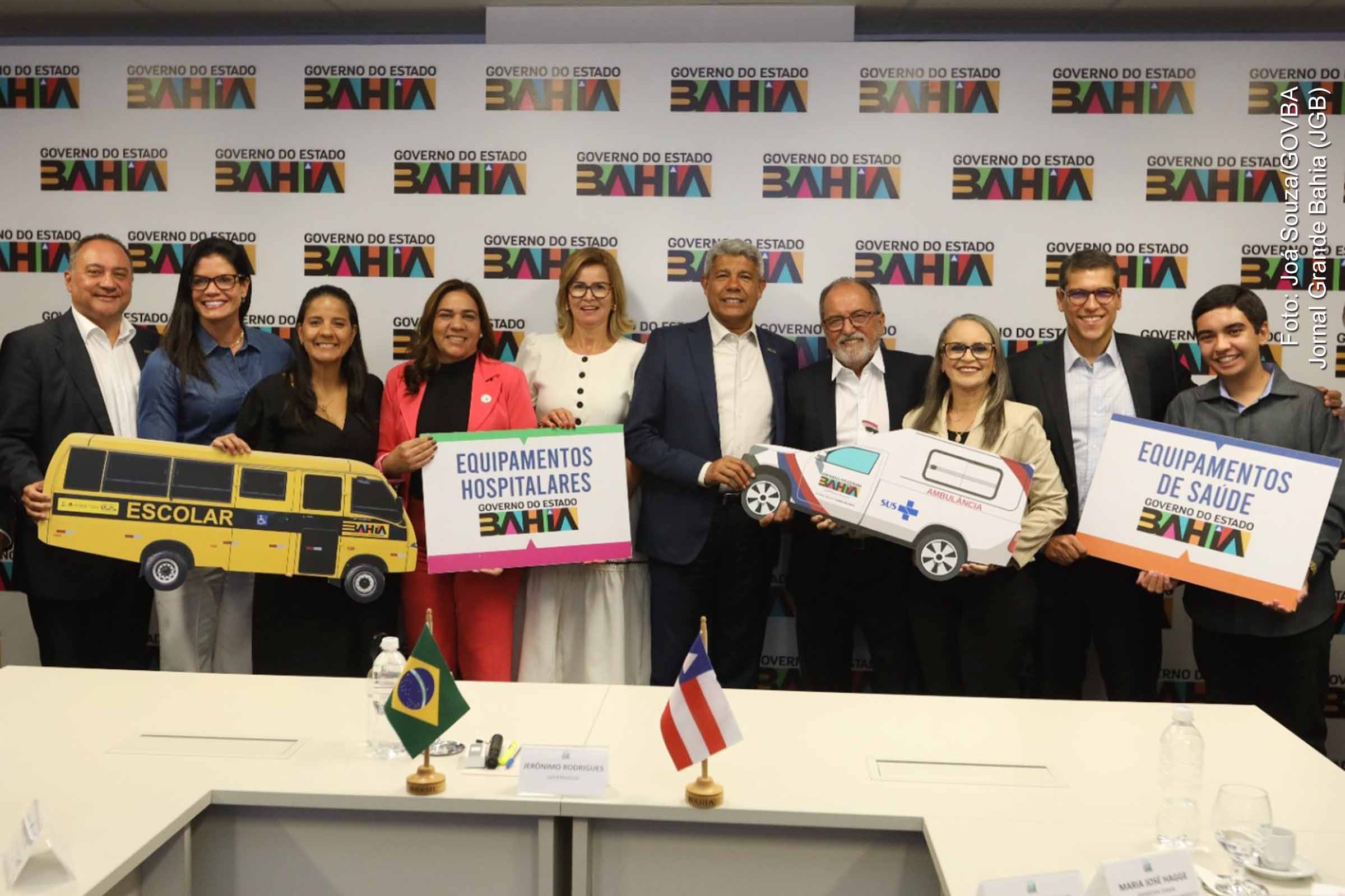 Durante reunião realizada nesta terça-feira (01/04/2025), em Salvador, o Governo da Bahia entregou uma ambulância, um ônibus escolar e equipamentos hospitalares para Itapetinga. O encontro entre o governador Jerônimo Rodrigues e o prefeito Eduardo Hagge também tratou de obras nas áreas de saúde, educação, infraestrutura e segurança. Os investimentos estaduais no município ultrapassam R$ 101 milhões entre 2023 e 2025.