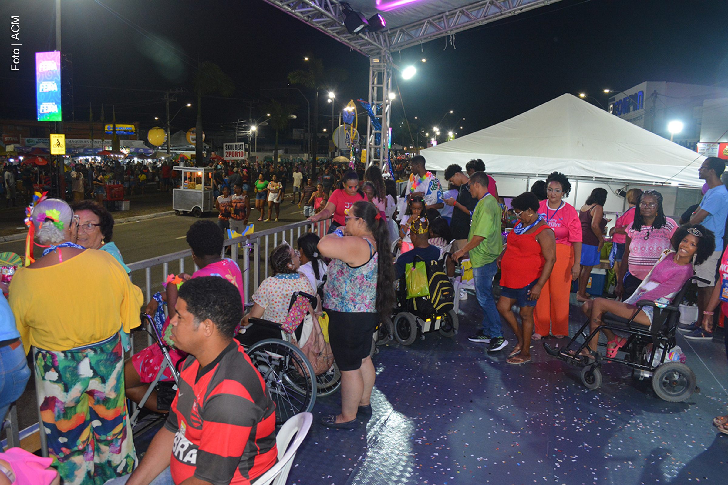 Espaço exclusivo oferece infraestrutura acessível para pessoas com deficiência durante o evento.